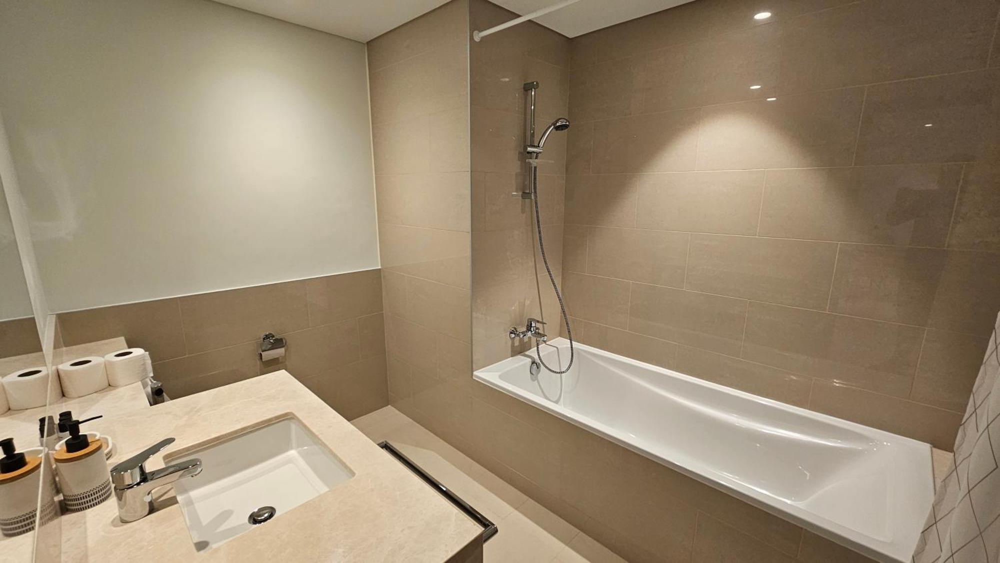 Mh - Act One Act Two - 1bhk - Ref404 Apartment