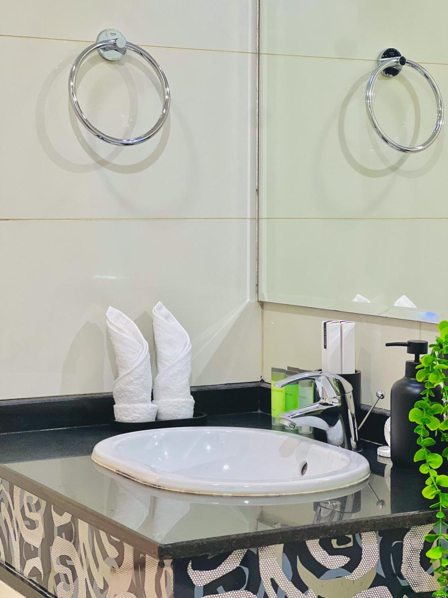 Waves - Executive Bay Studio, Canal View And Modern Amenities Apartment Dubai
