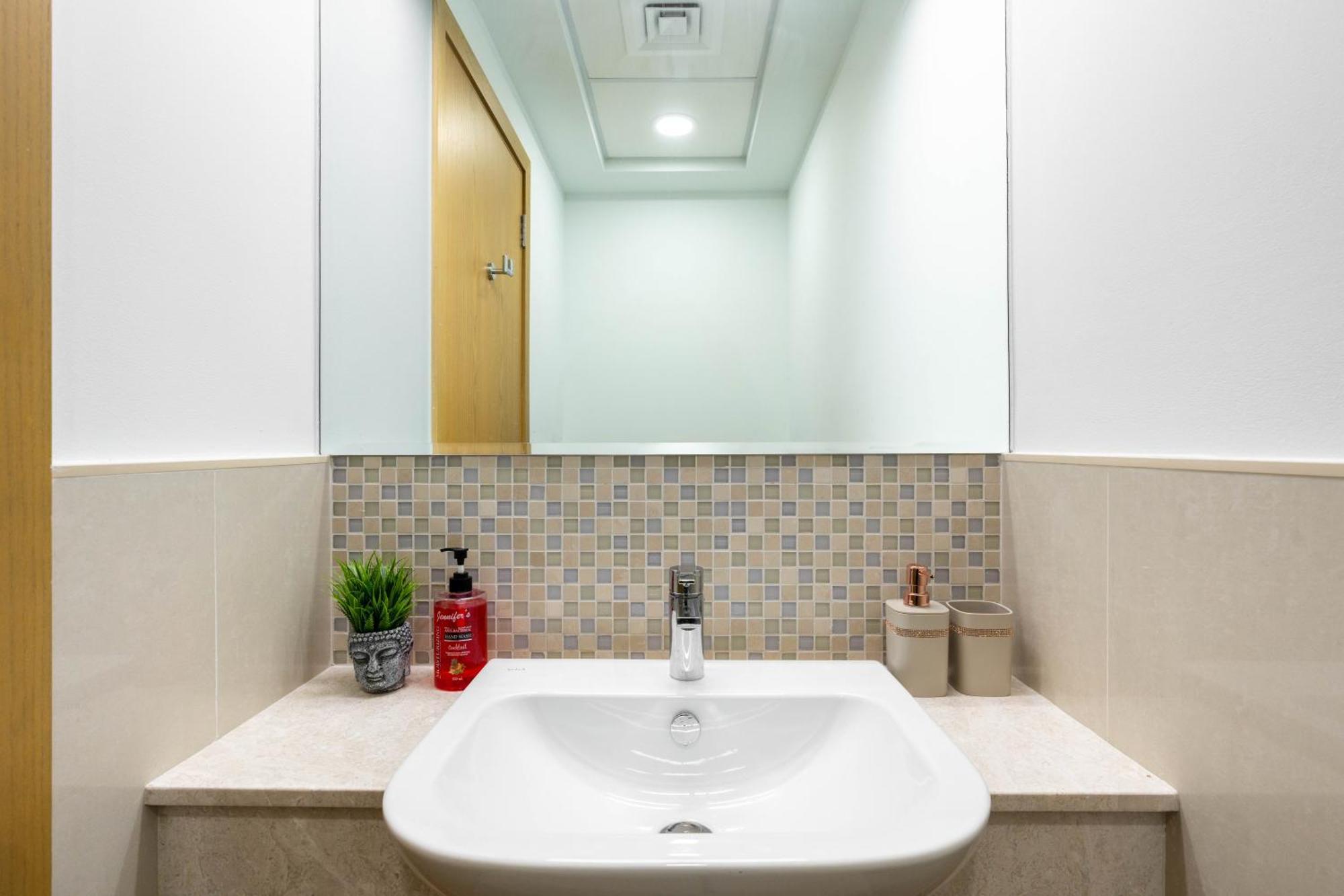 Apartment Modern 1-br Close To Mall And Burj Khalifa