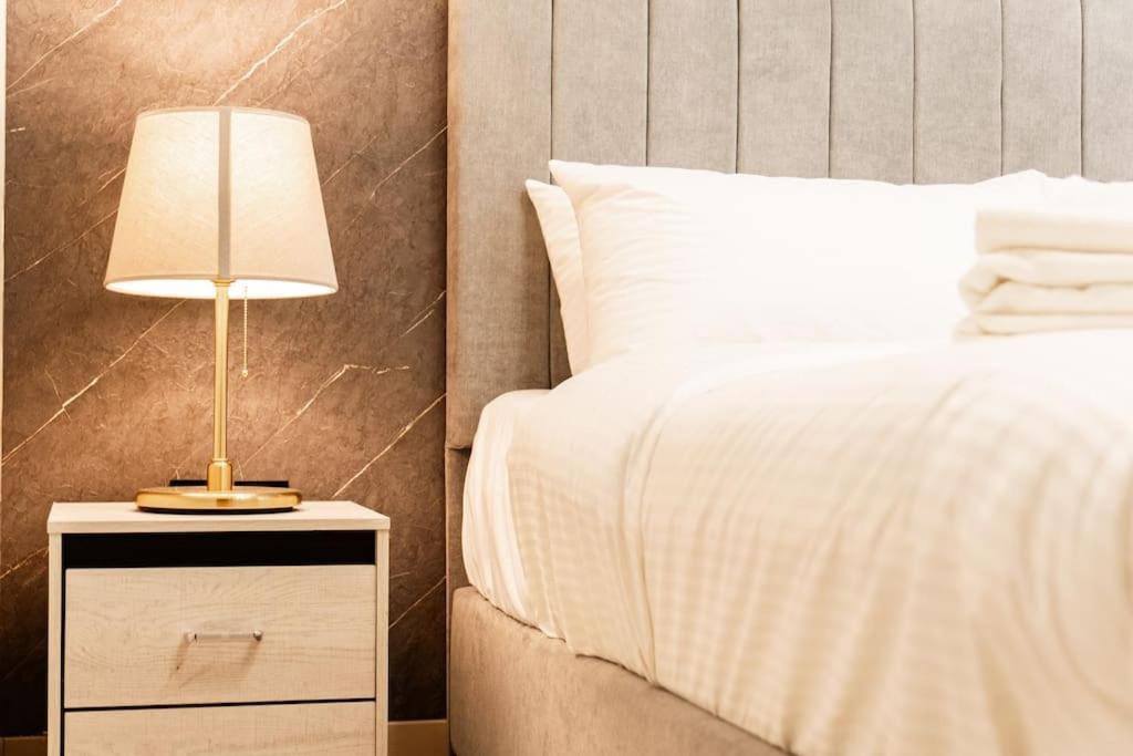 Quiet High-Rise 1Br - Free Baby Gear, Downtown Close Apartment Dubai