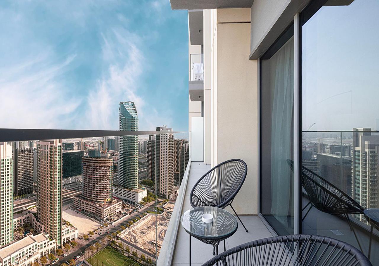 Elegant 1br With Skyline Views In Downtown