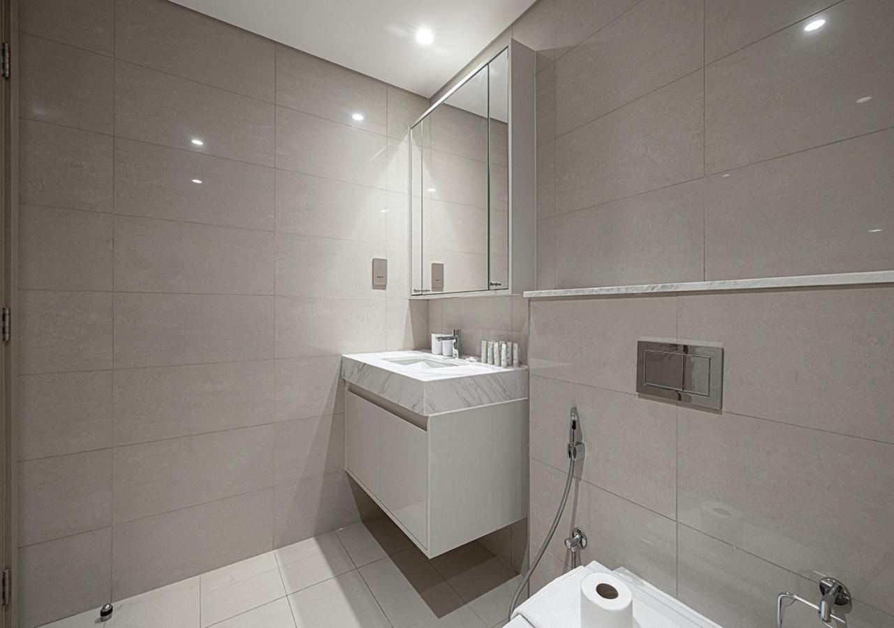 Elegant 1br With Skyline Views In Downtown Dubai