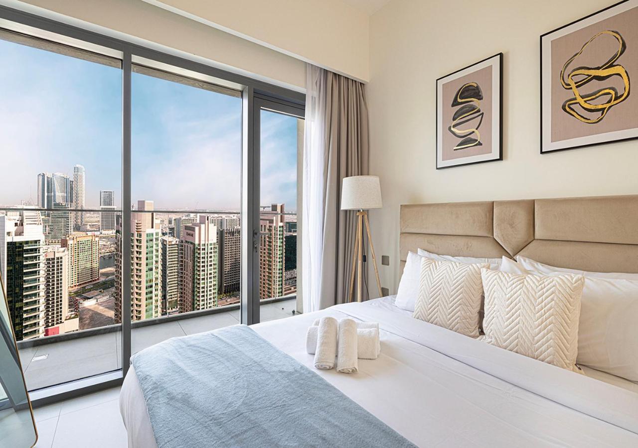 Elegant 1br With Skyline Views In Downtown