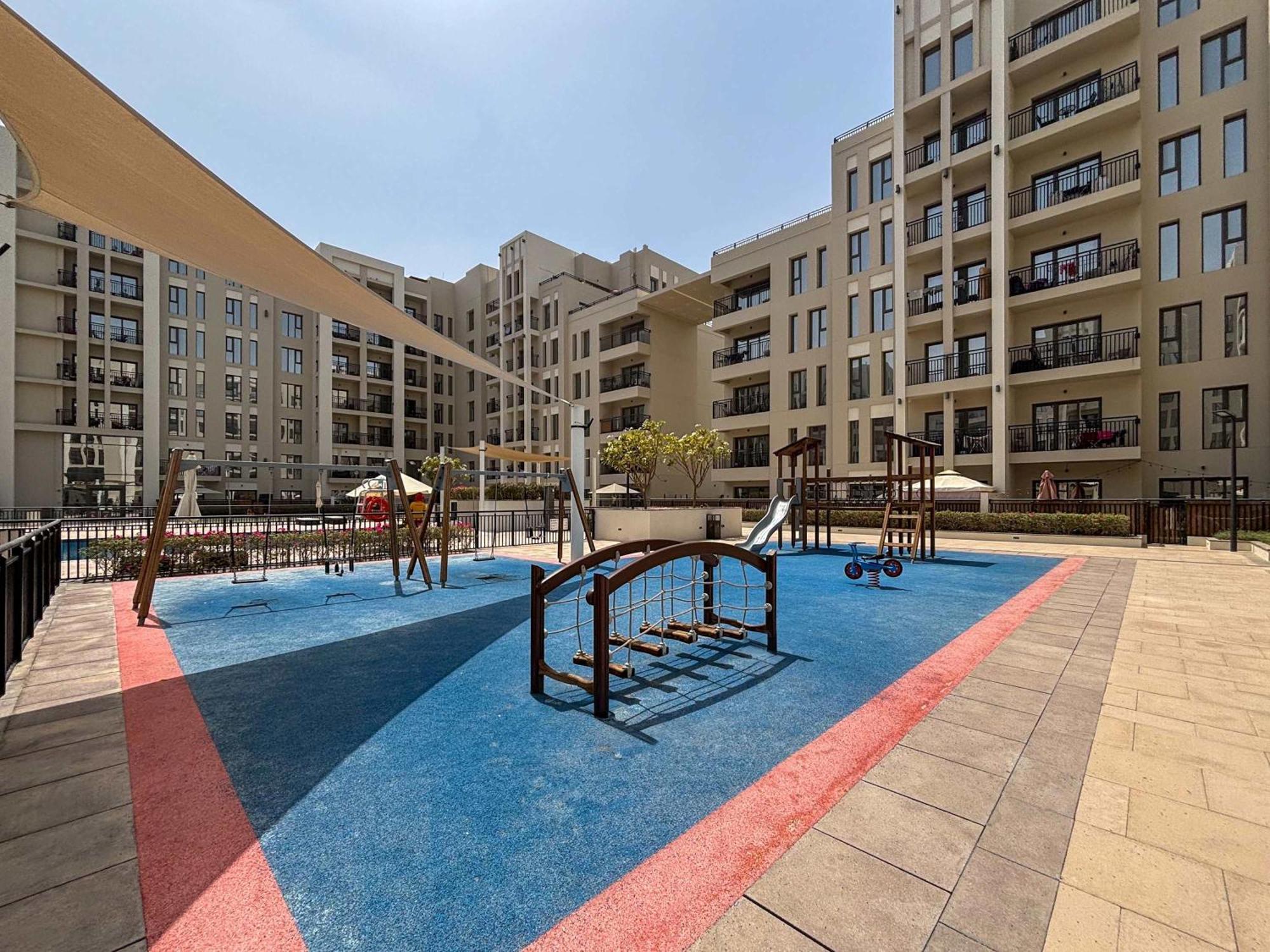 Frank Porter - Hayat Boulevard 1a * Dubai