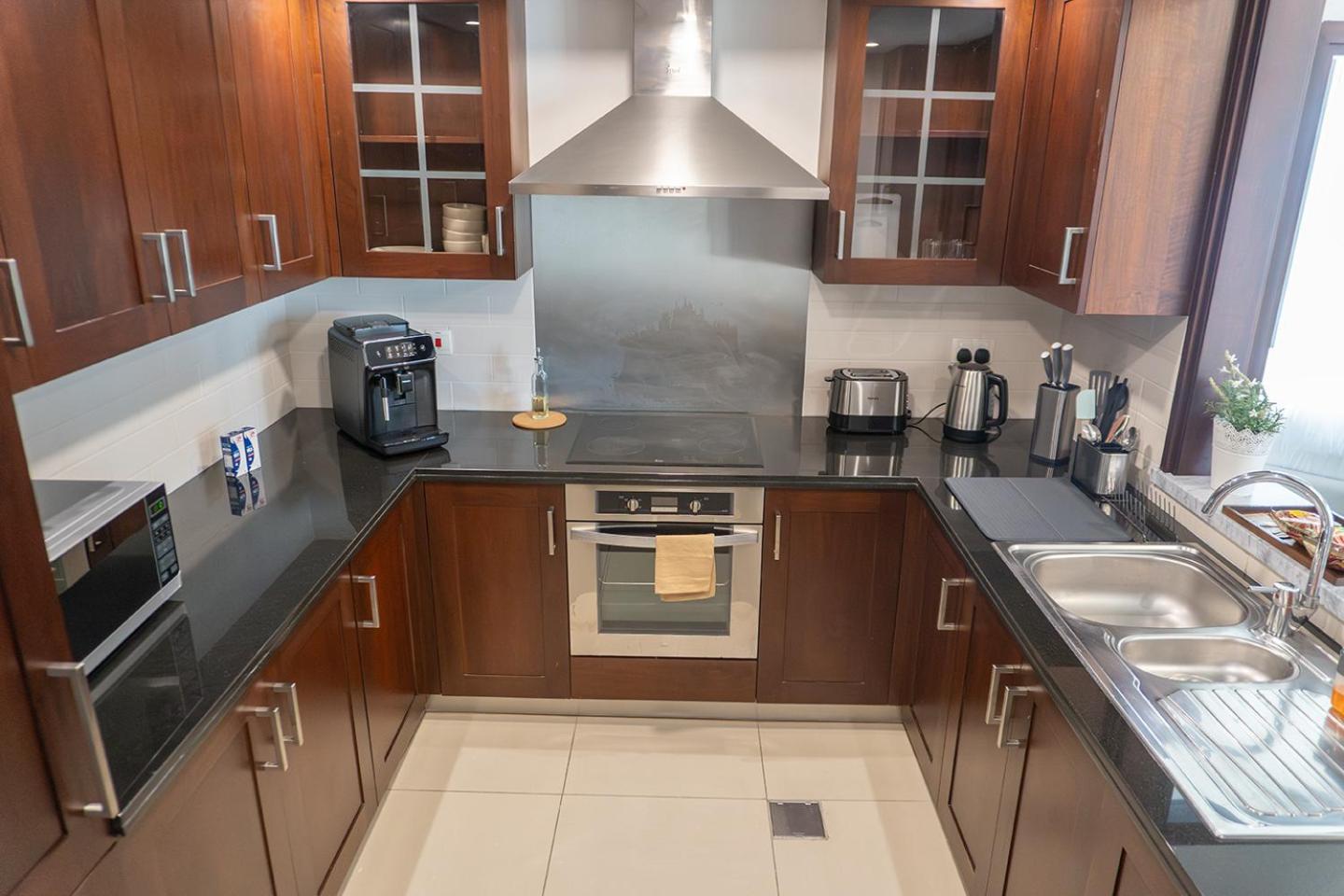 Downtown Oasis, Burj Khalifa Views, Luxury Amenities Apartment Dubai
