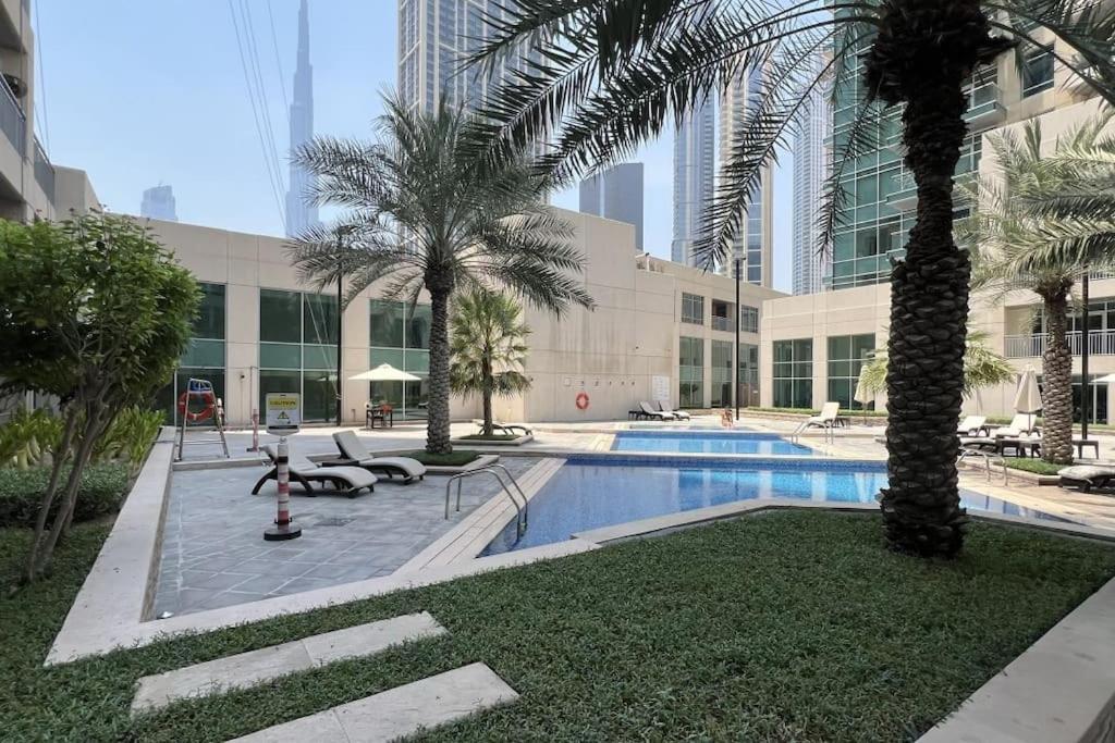 Downtown - Luxury 1 Bed - Near Mall Apartment *