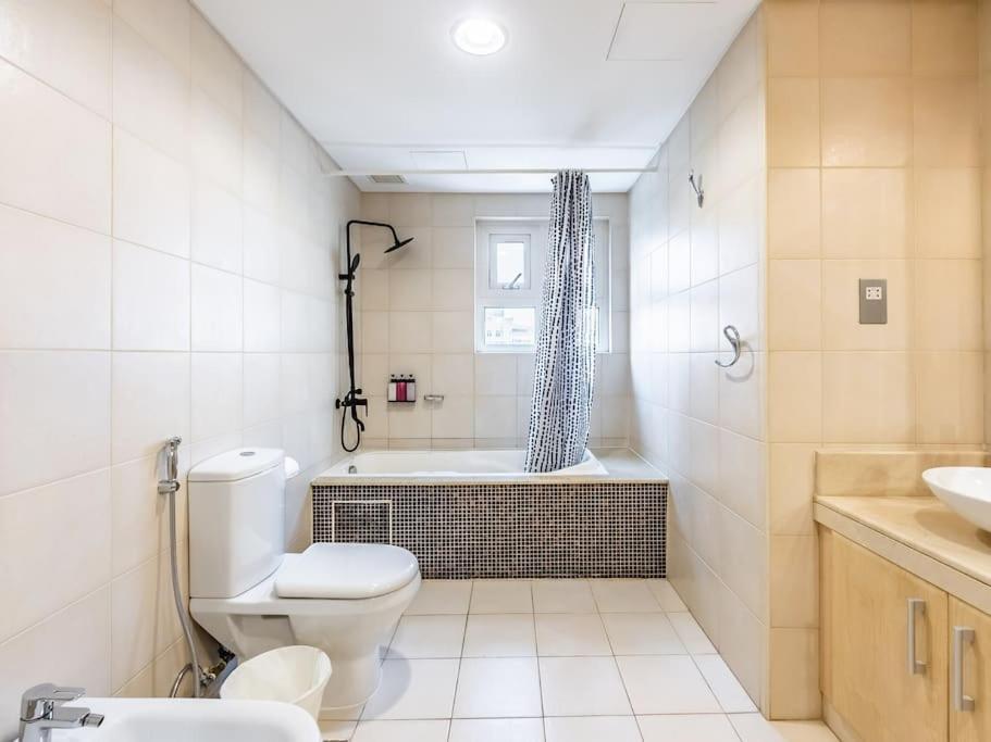Palm Jumeriah - 4 Bedroom - Beachfront Living Apartment *