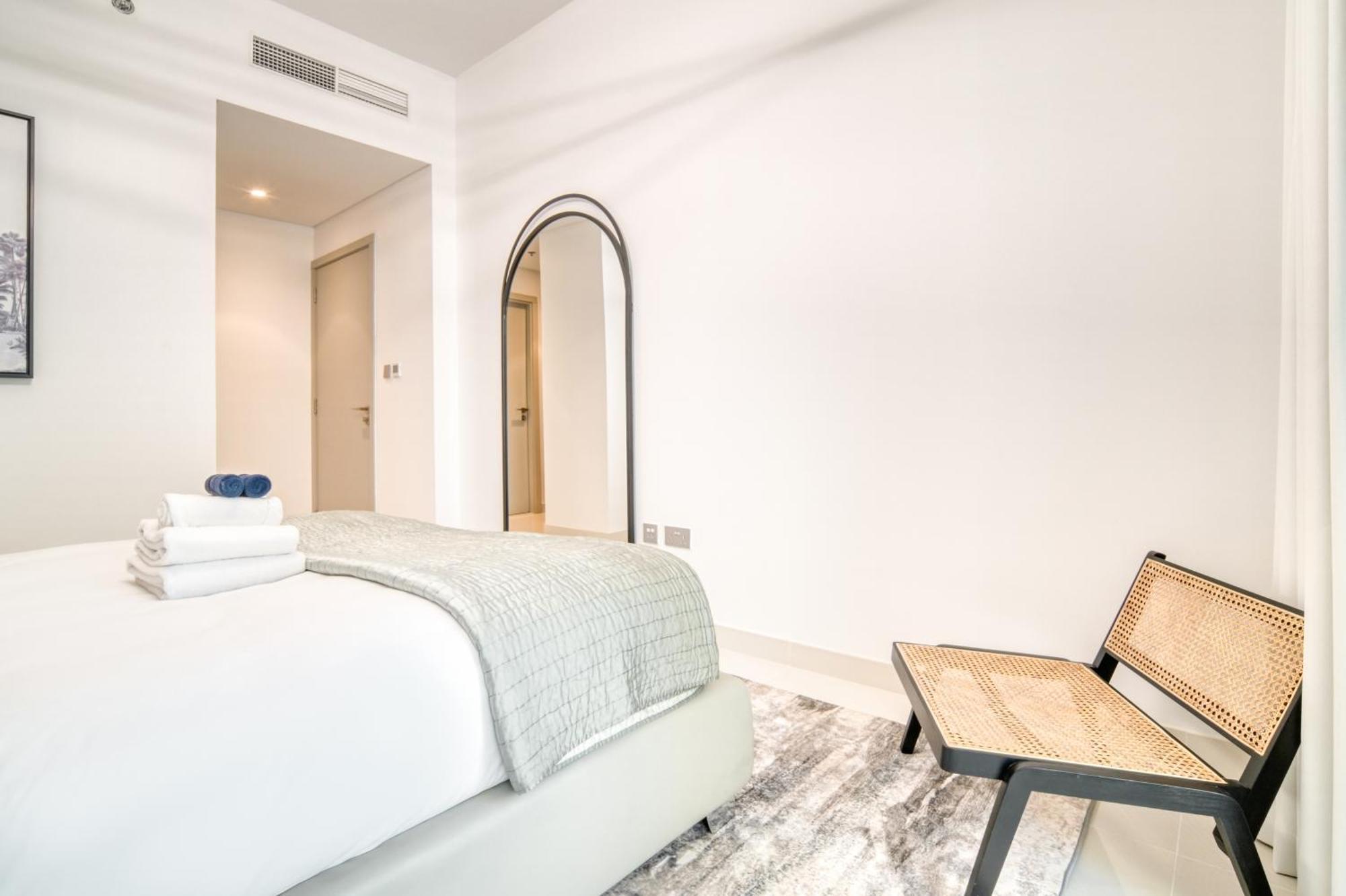 Chic 2br With Iconic Eye And Palm Views Dubai