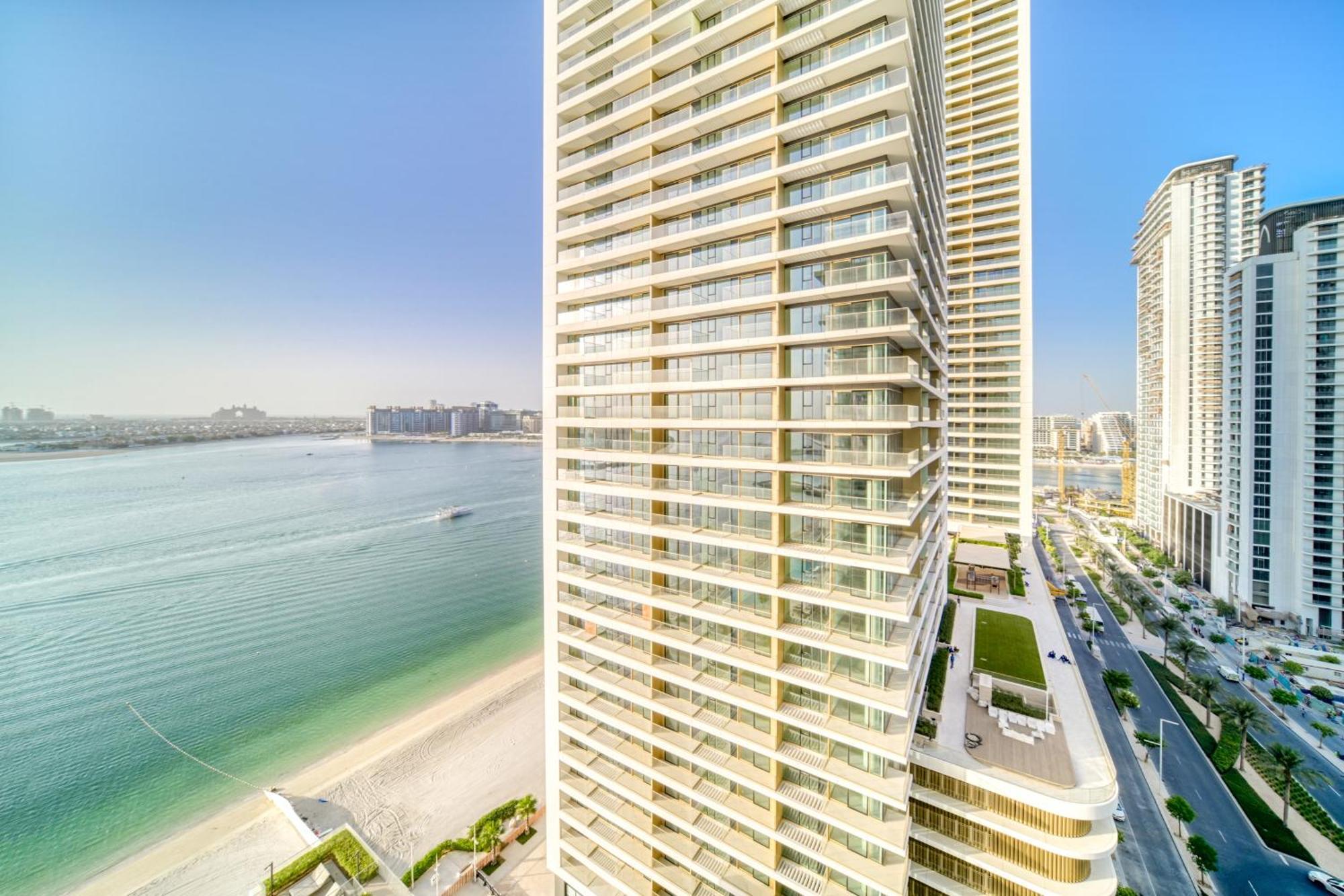Chic 2br With Iconic Eye And Palm Views