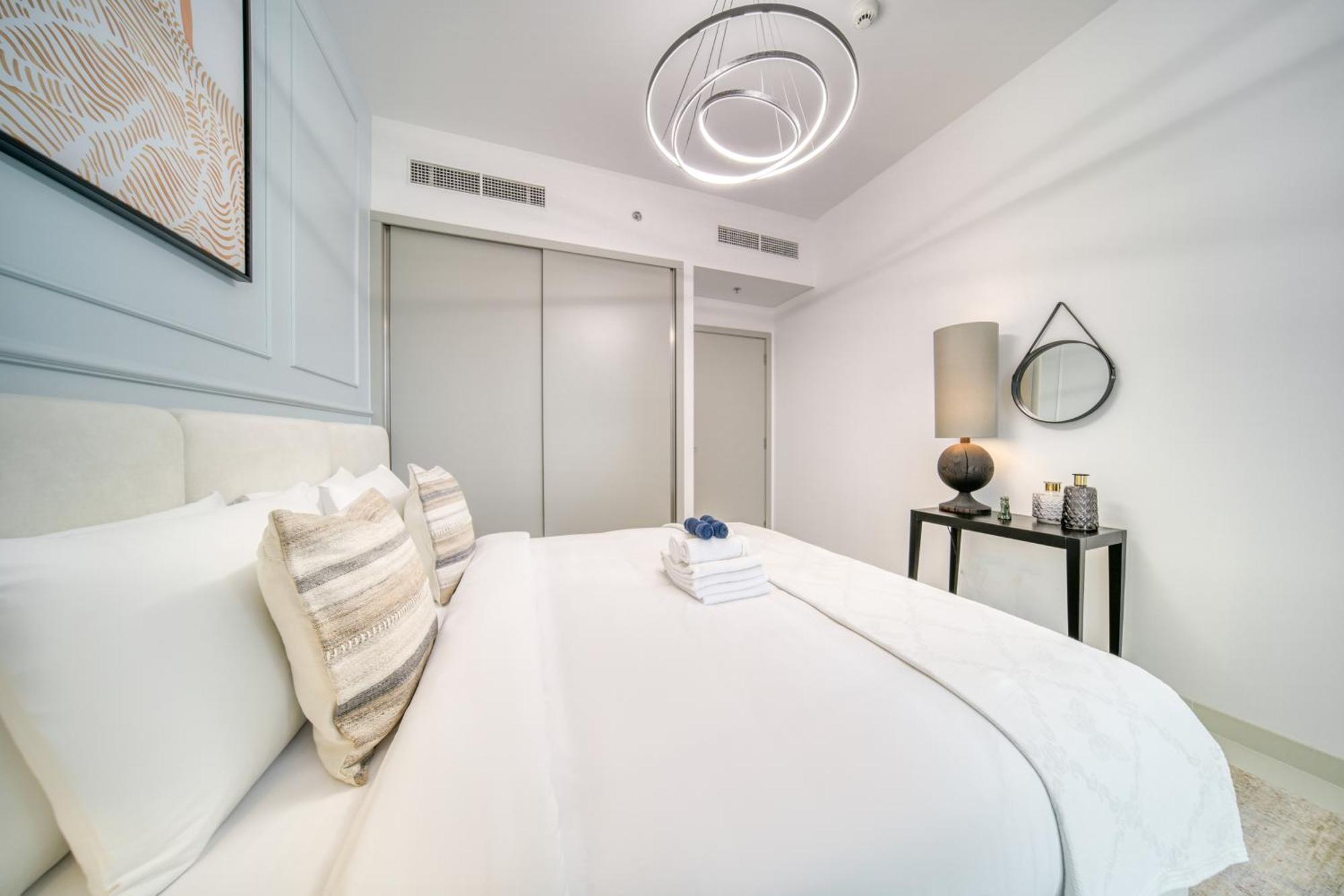 Chic 2br With Iconic Eye And Palm Views Apartment *