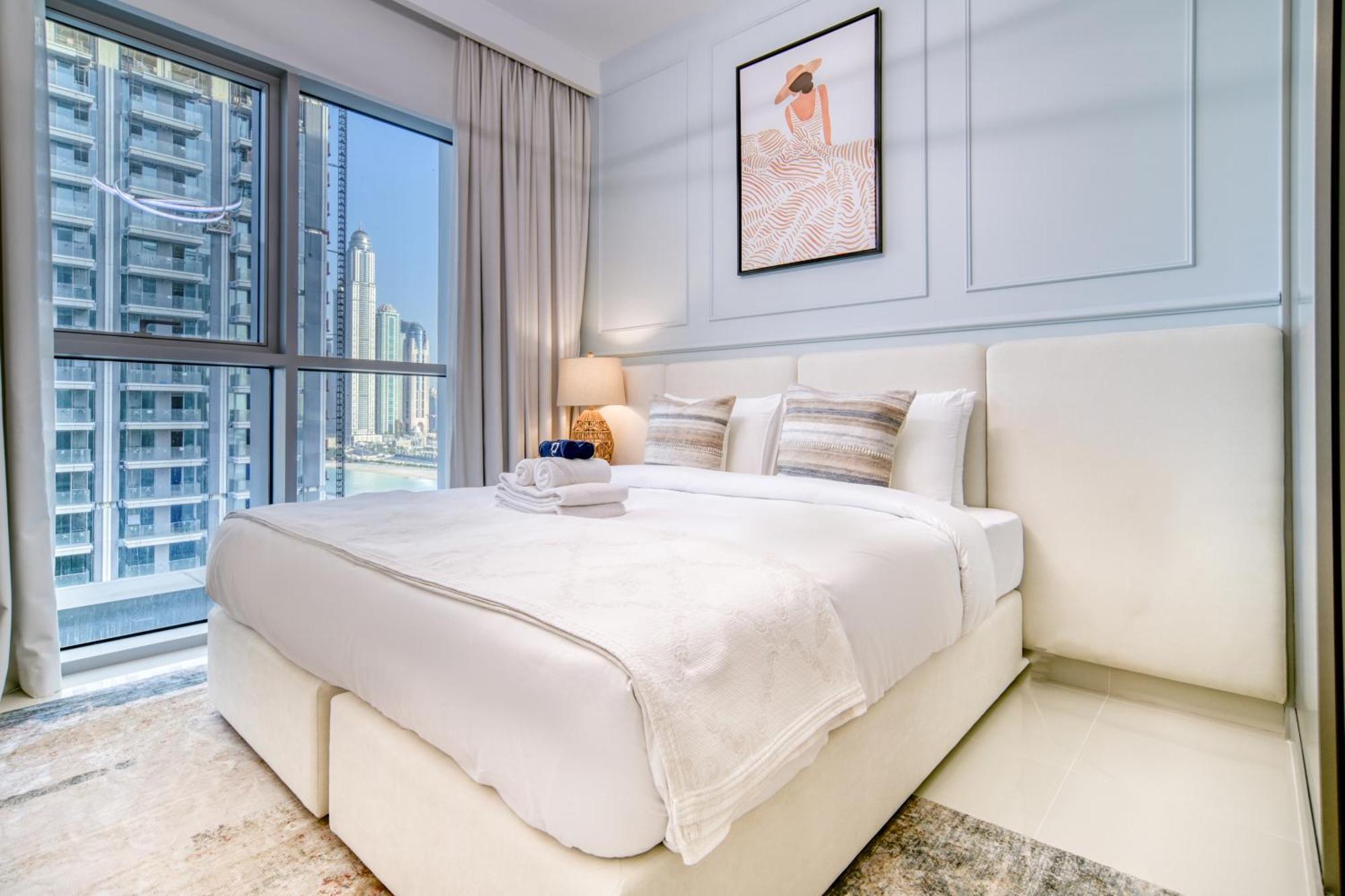 Chic 2br With Iconic Eye And Palm Views Dubai