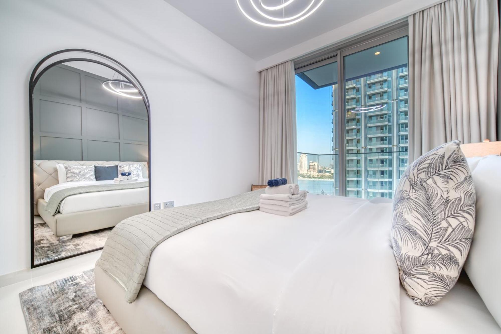 Chic 2br With Iconic Eye And Palm Views
