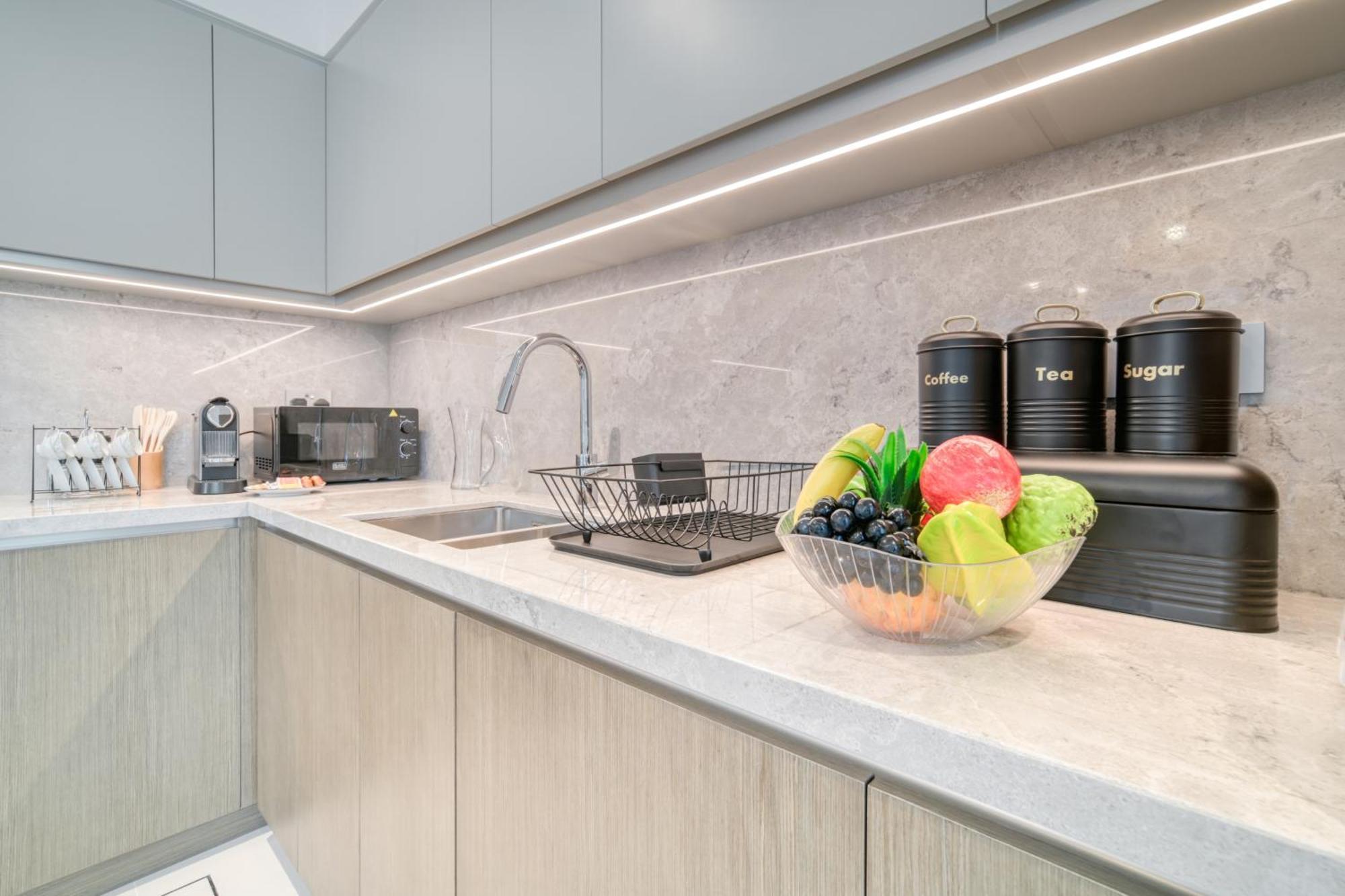 Chic 2br With Iconic Eye And Palm Views