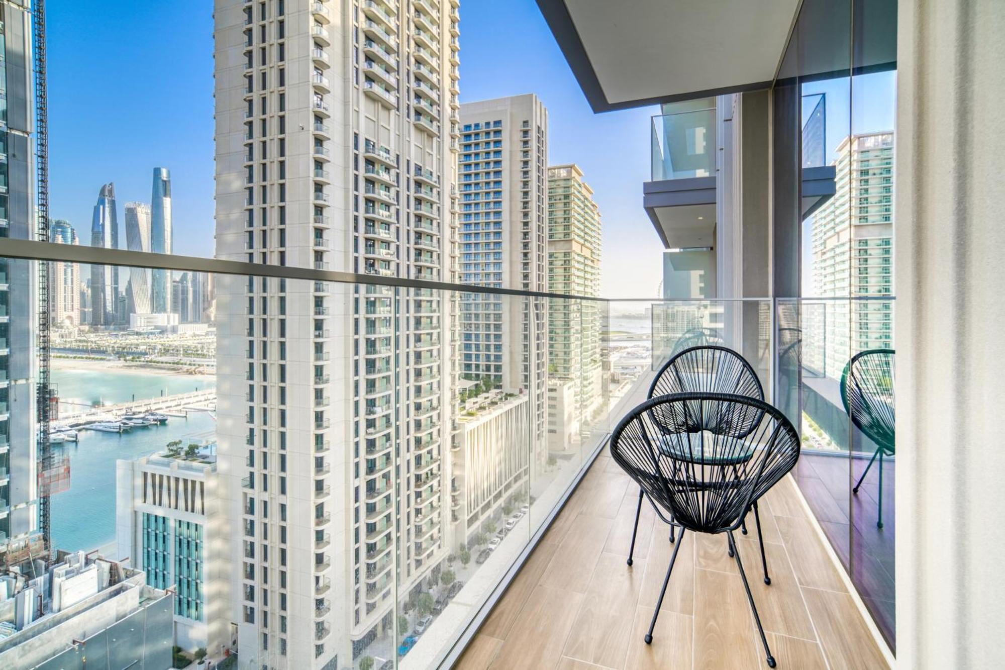 Chic 2br With Iconic Eye And Palm Views Dubai