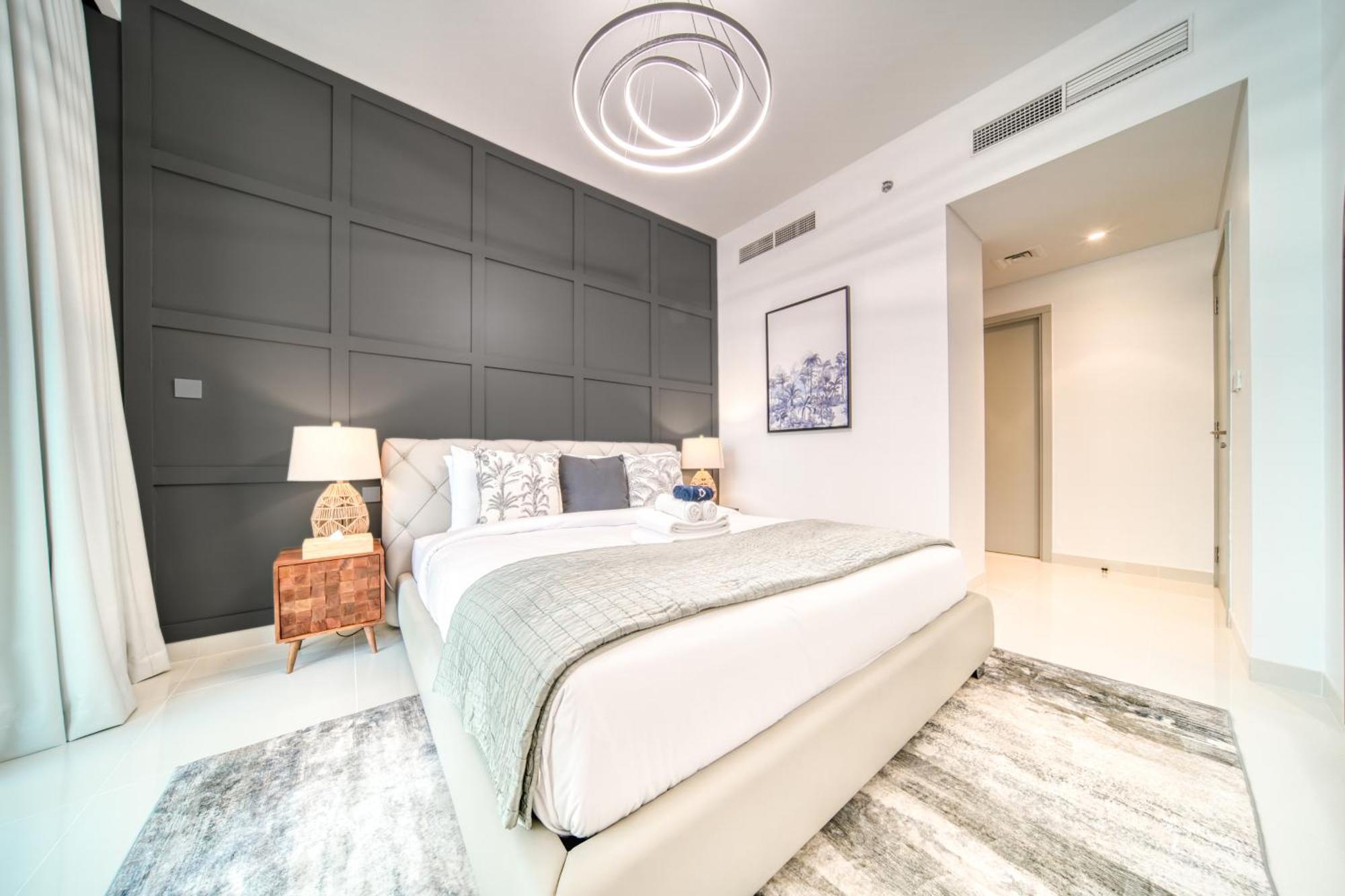 Chic 2br With Iconic Eye And Palm Views