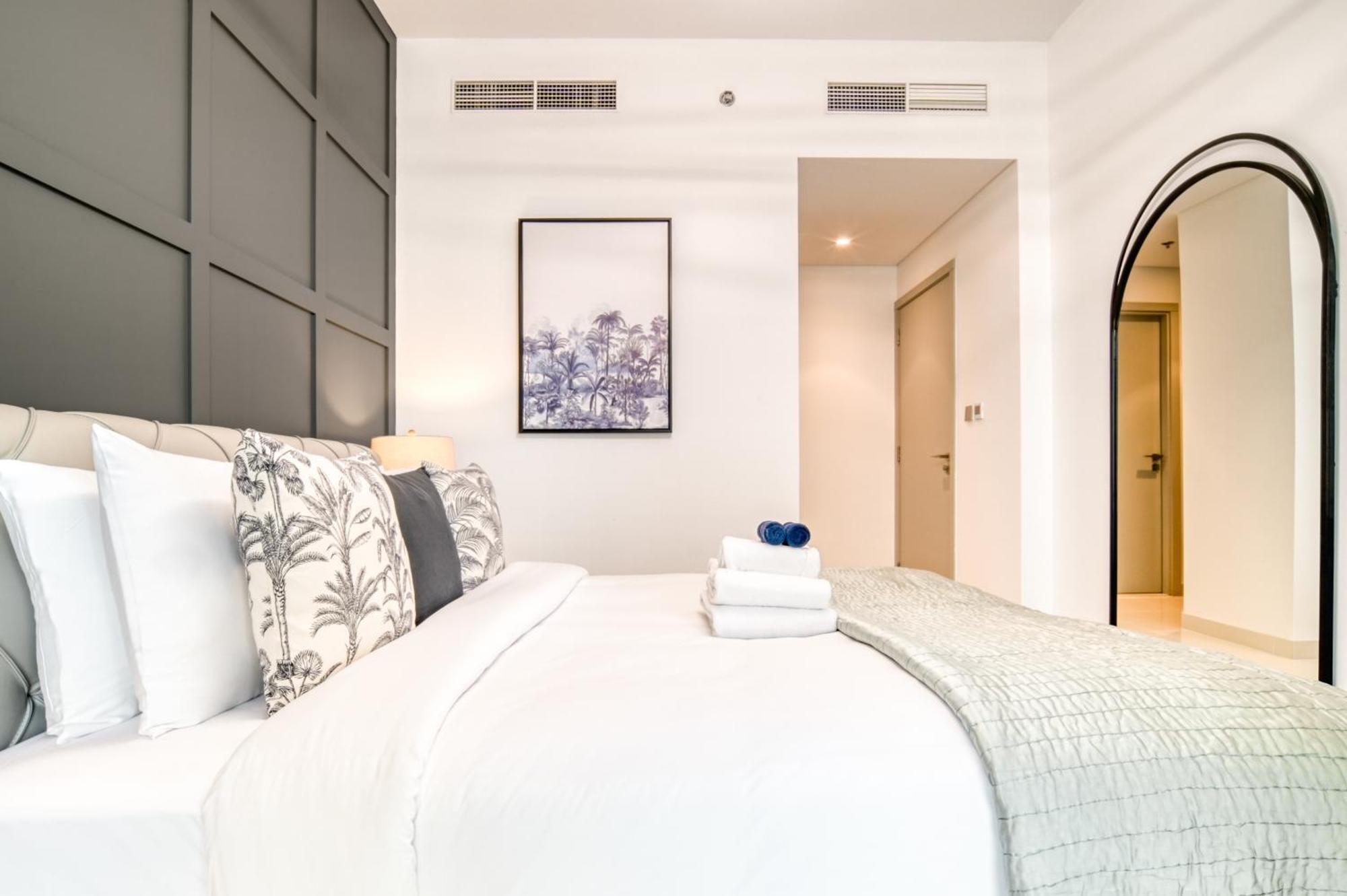 Chic 2br With Iconic Eye And Palm Views
