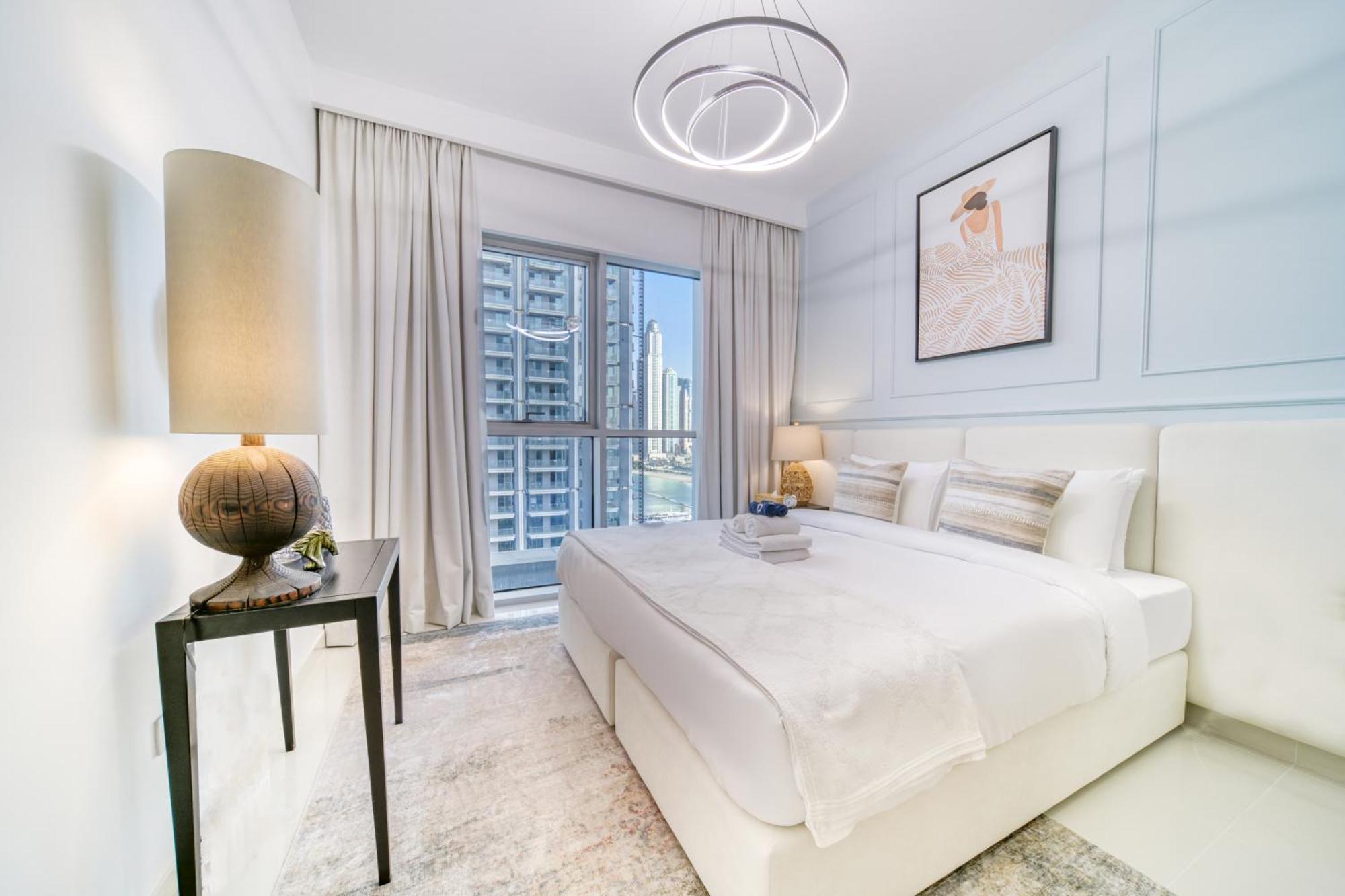 Chic 2br With Iconic Eye And Palm Views Dubai