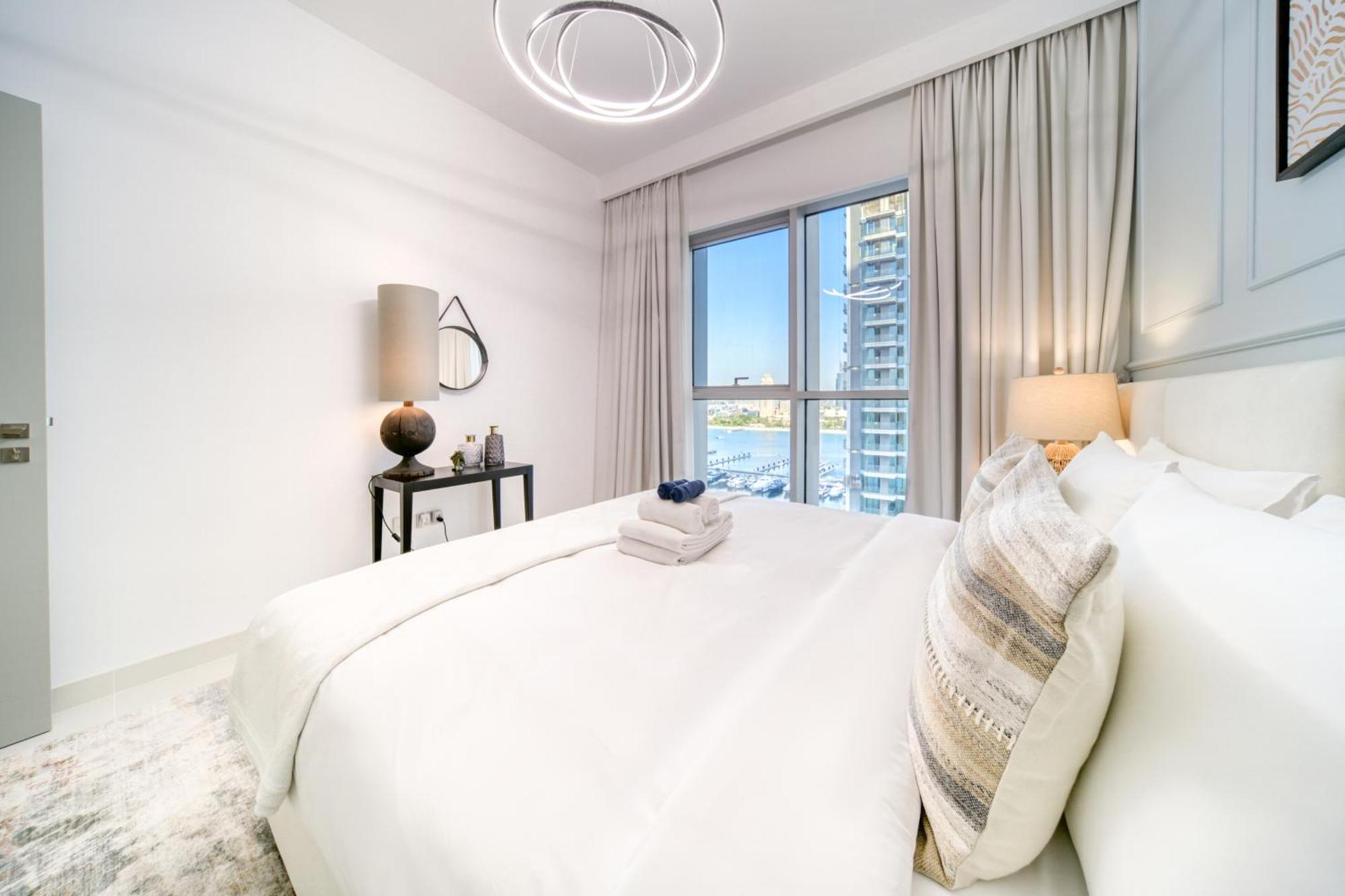 Chic 2br With Iconic Eye And Palm Views