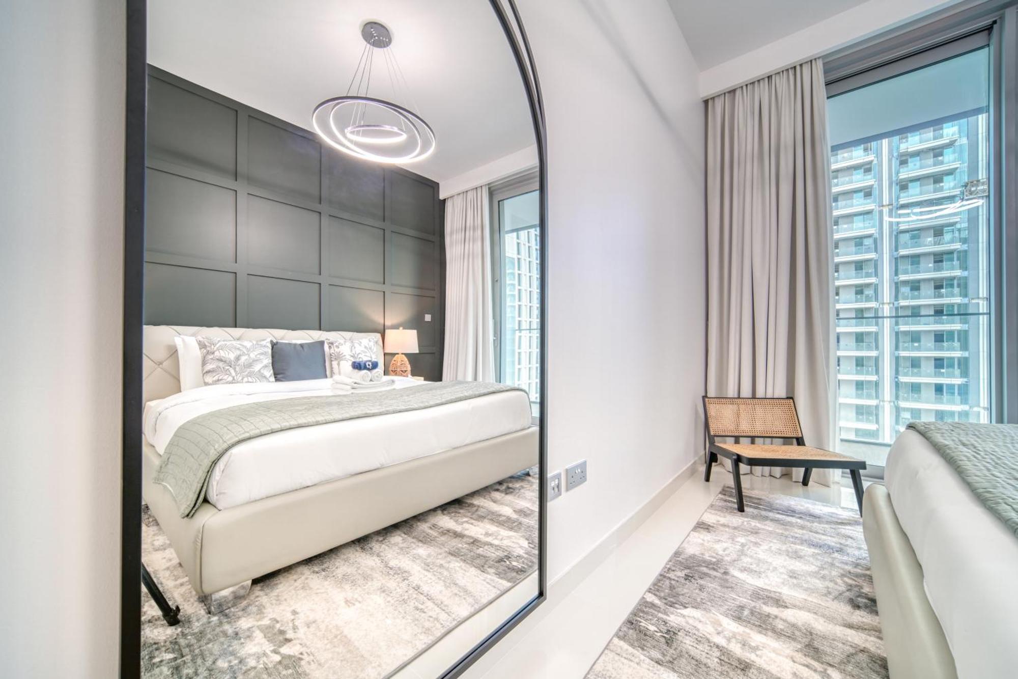 Chic 2br With Iconic Eye And Palm Views Apartment