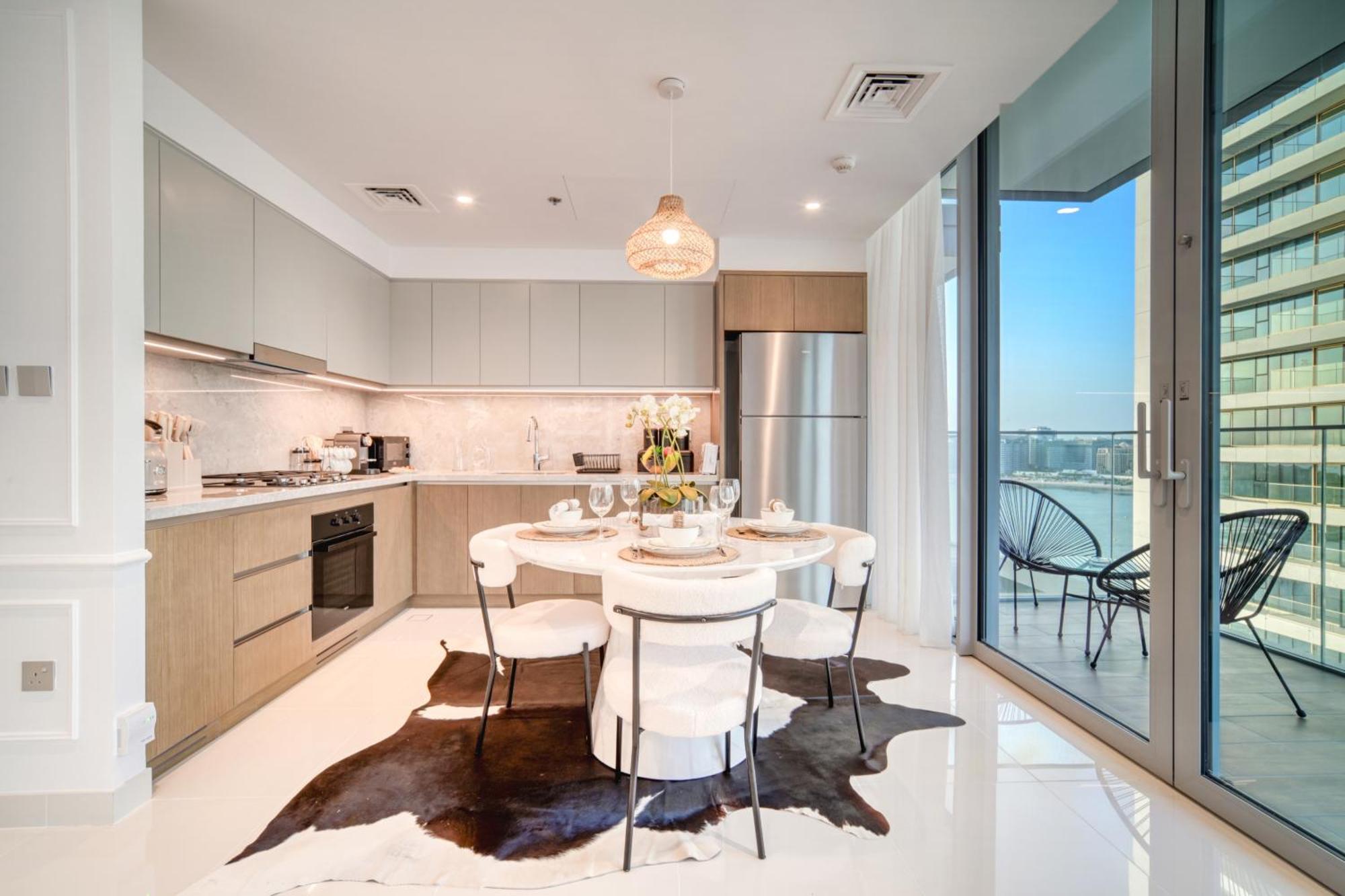 Chic 2br With Iconic Eye And Palm Views Dubai