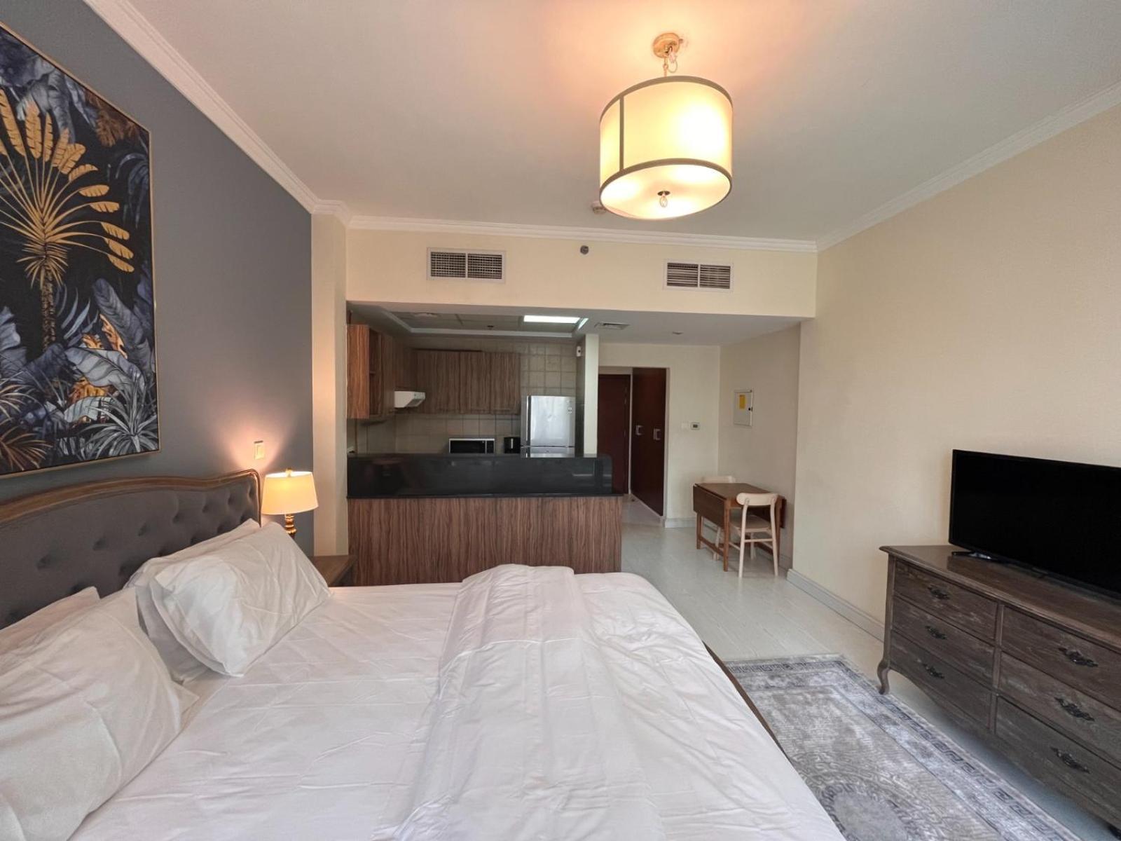 Stylish With Balcony In Downtown Apartment