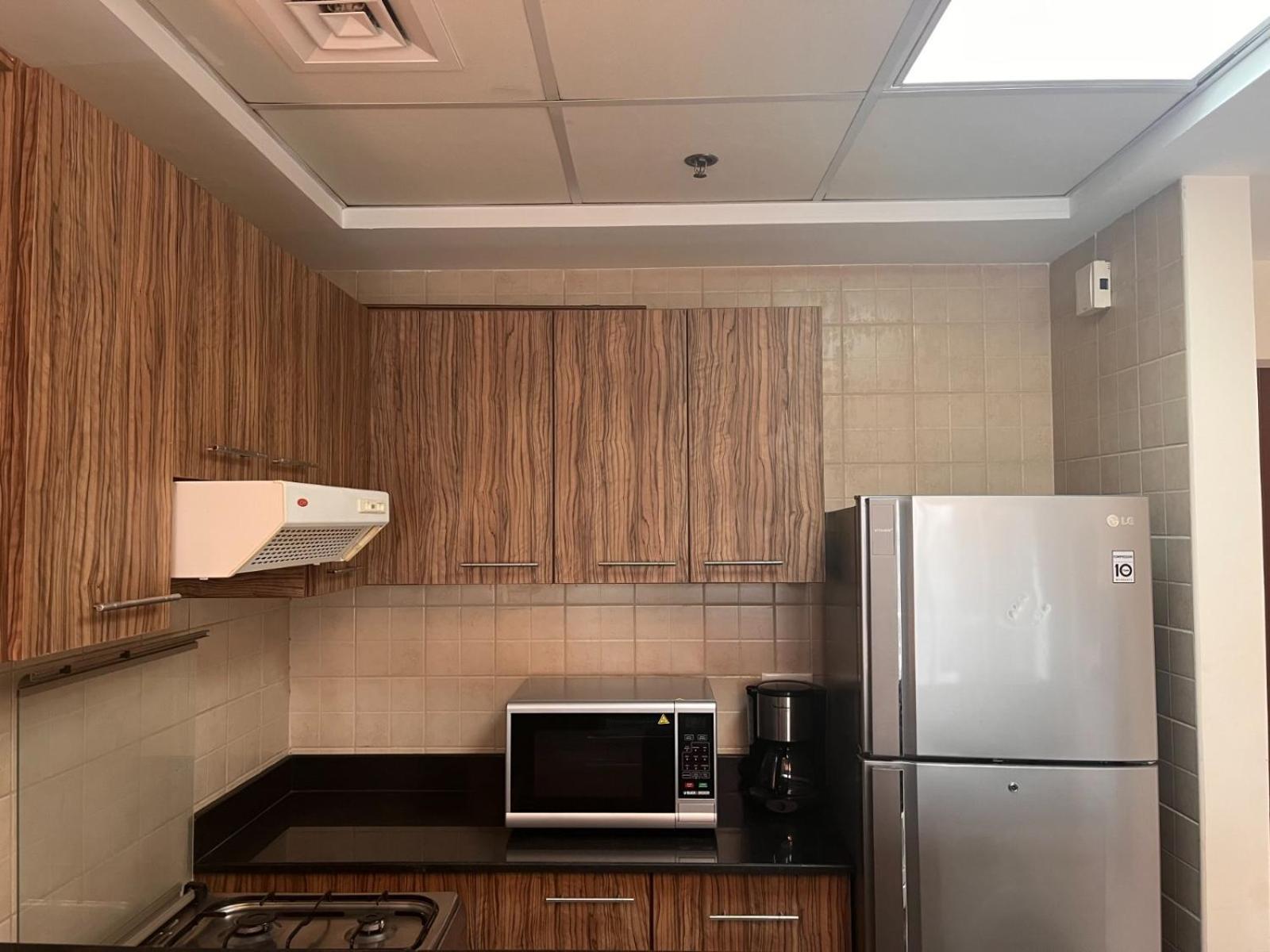 Apartment Stylish With Balcony In Downtown