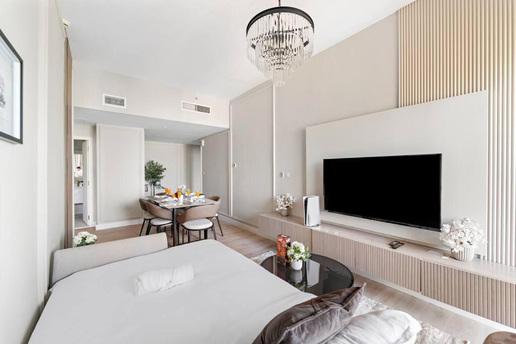 First Class 2br Breathtaking & Palm View Dubai