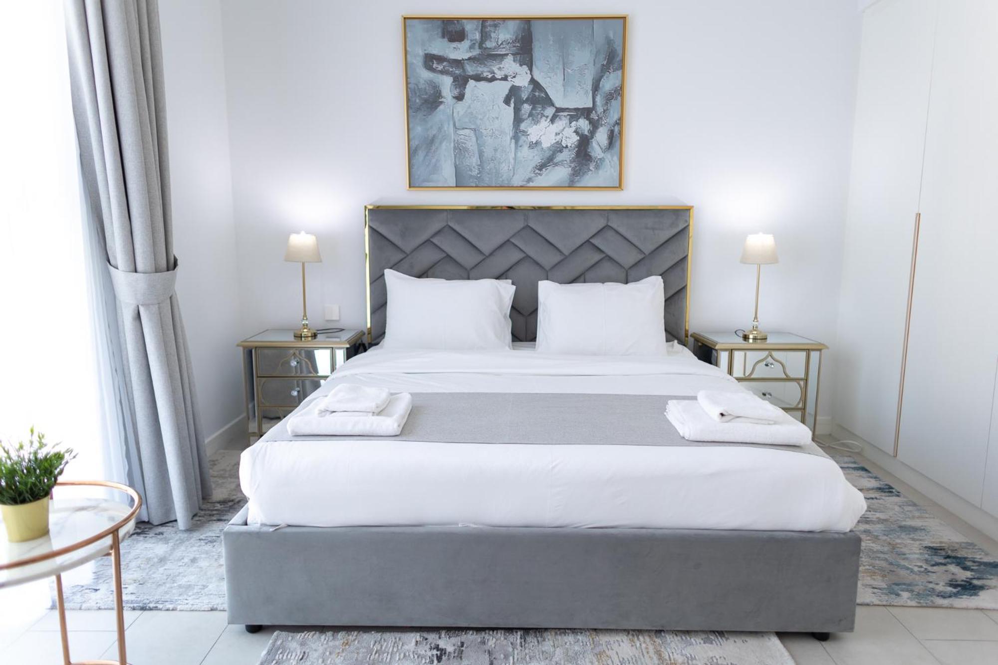 Apartment La Vie Front Jbr By Happy Season