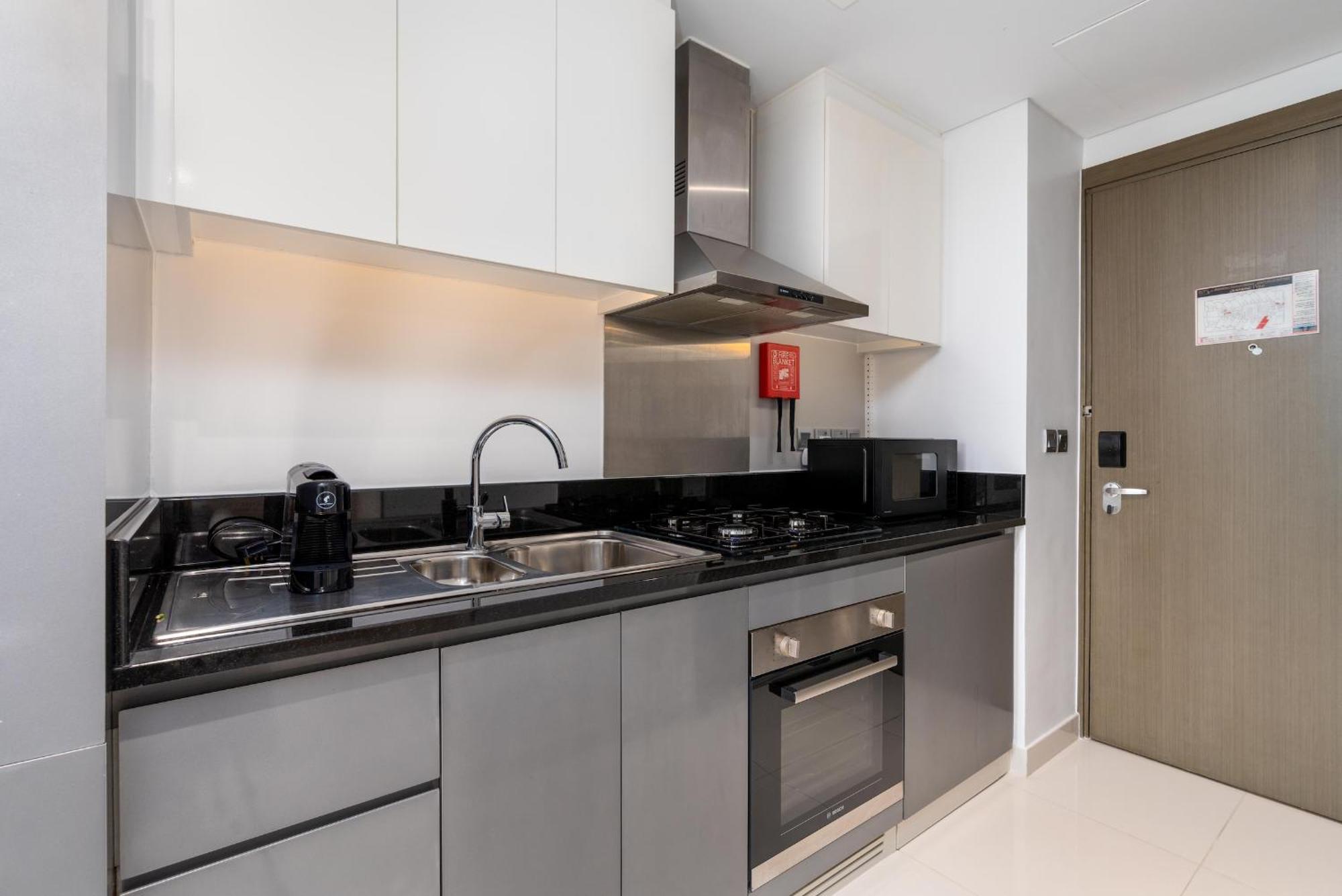 Apartment Business Bay With Canal View - Cityapartmentstay Dubai