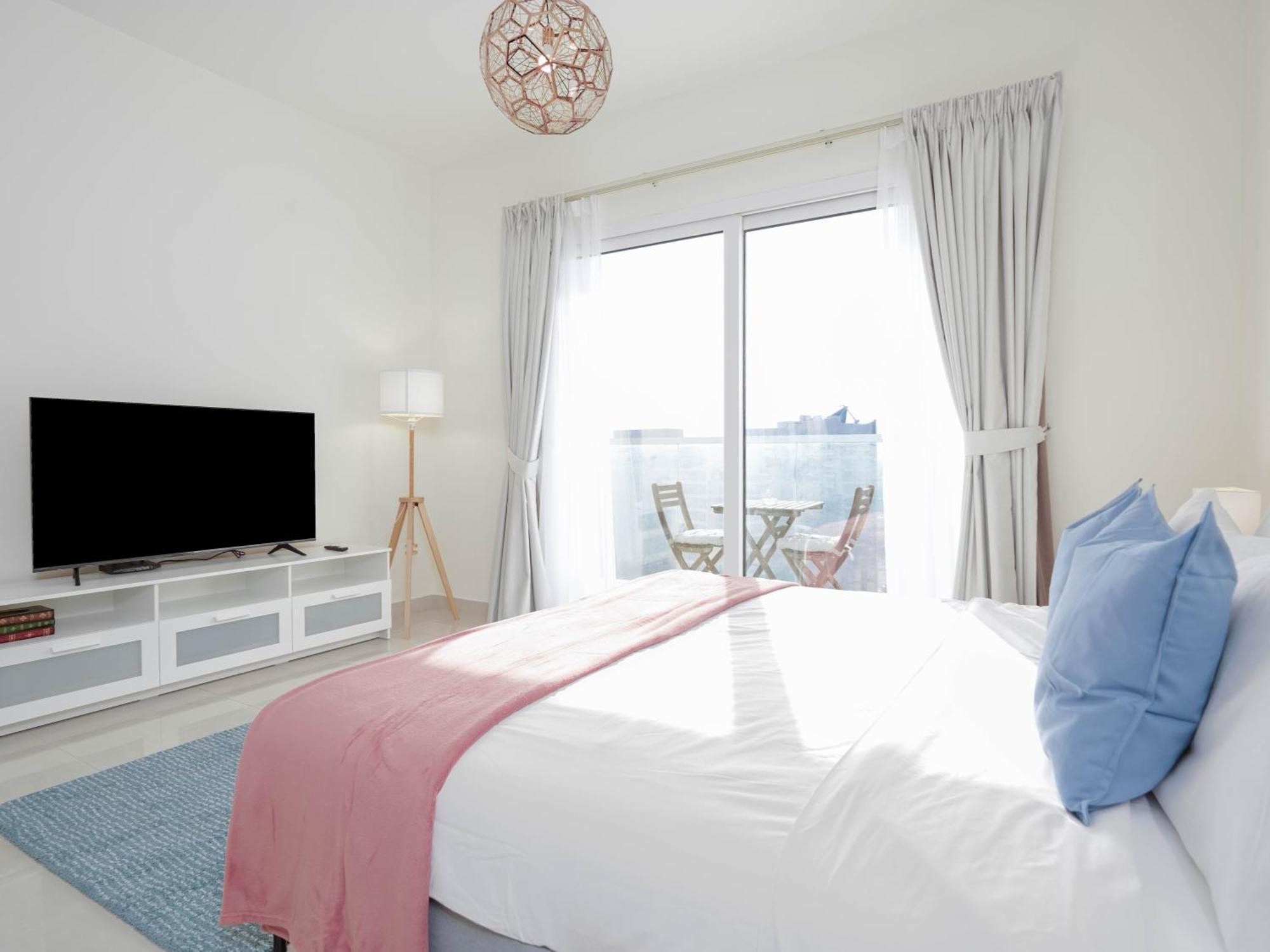 Elegant With Canal Views In Business Bay Apartment *