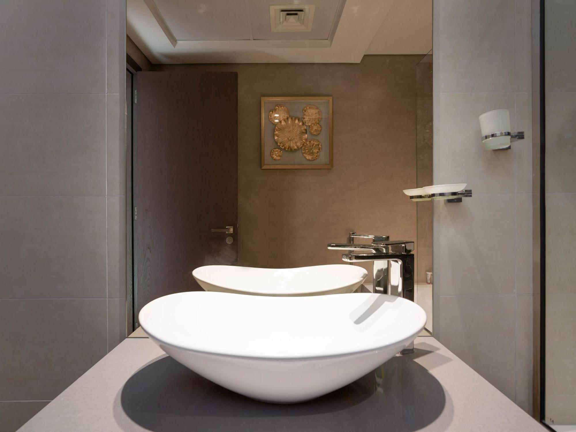 Elegant With Canal Views In Business Bay Apartment *