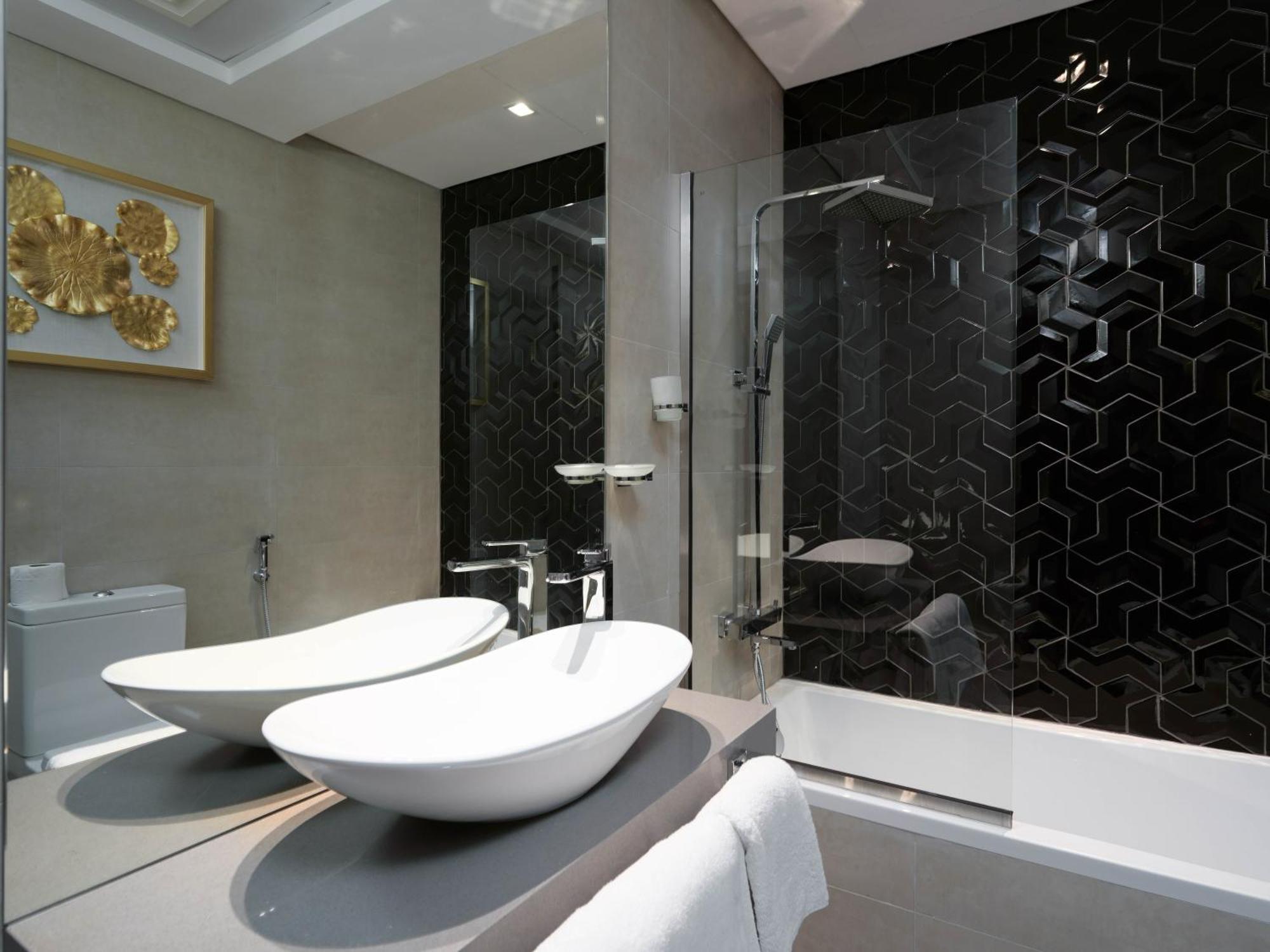 Elegant With Canal Views In Business Bay Apartment
