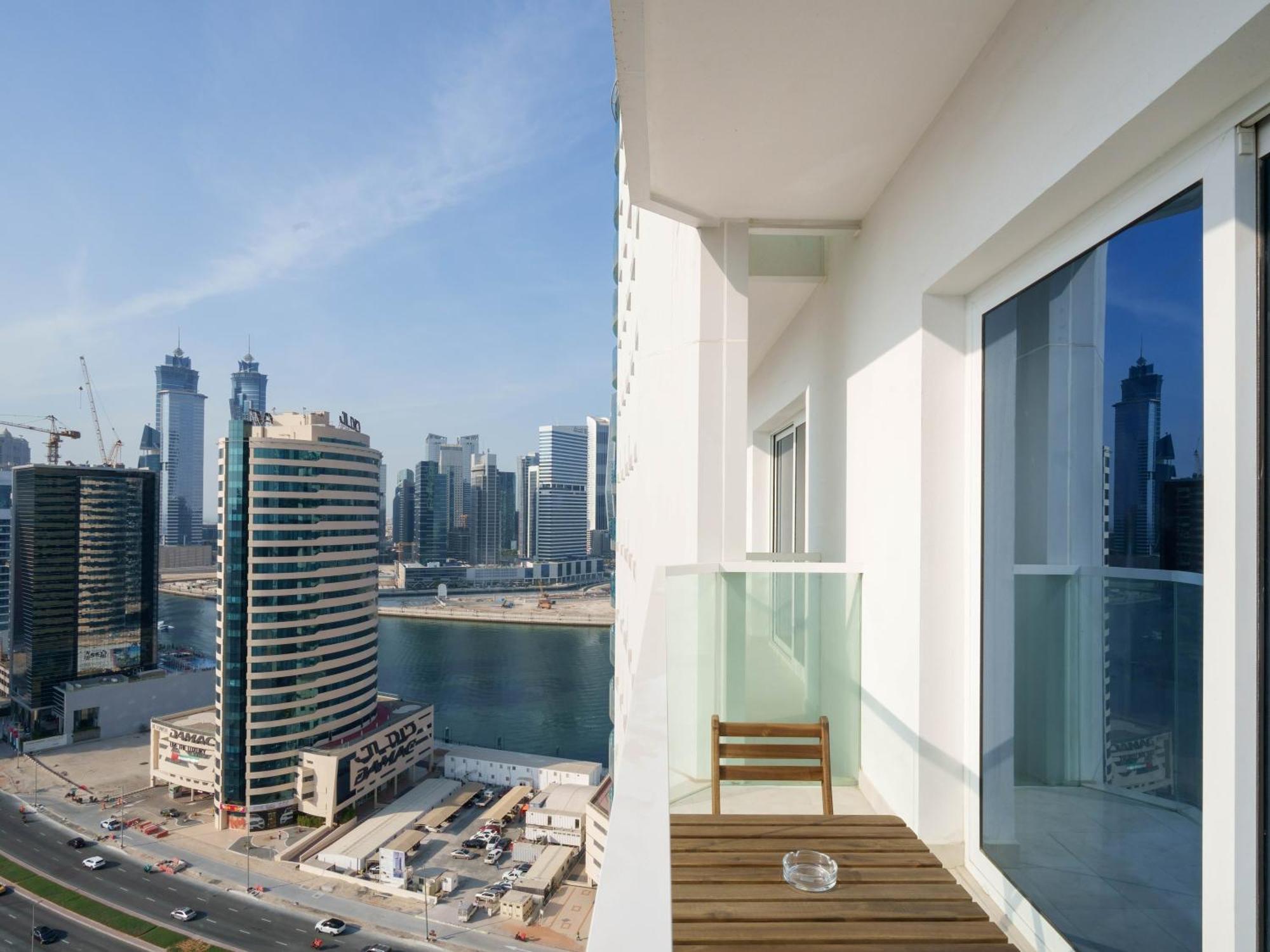 Elegant With Canal Views In Business Bay Apartment *