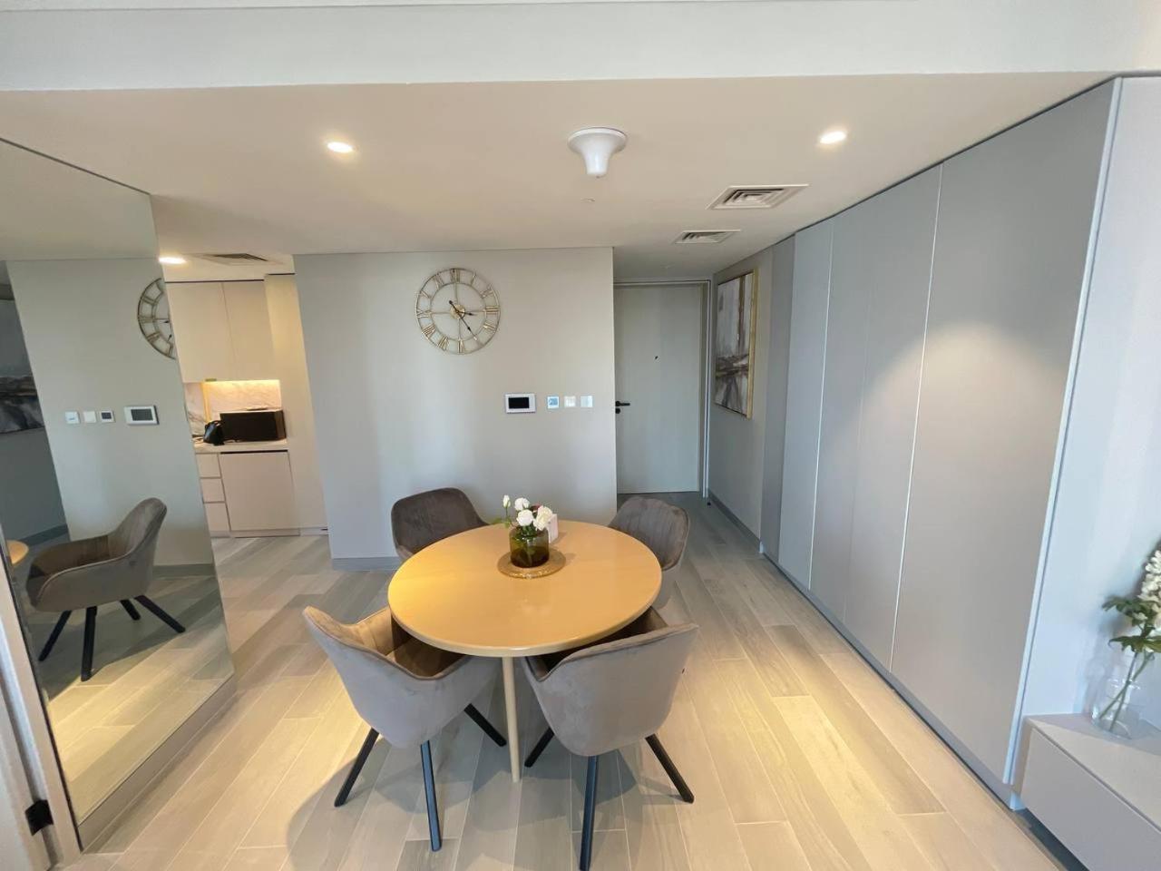 Marina Walk Gem Modern With Pool & Gym Access, Steps To & Metro Apartment Dubai