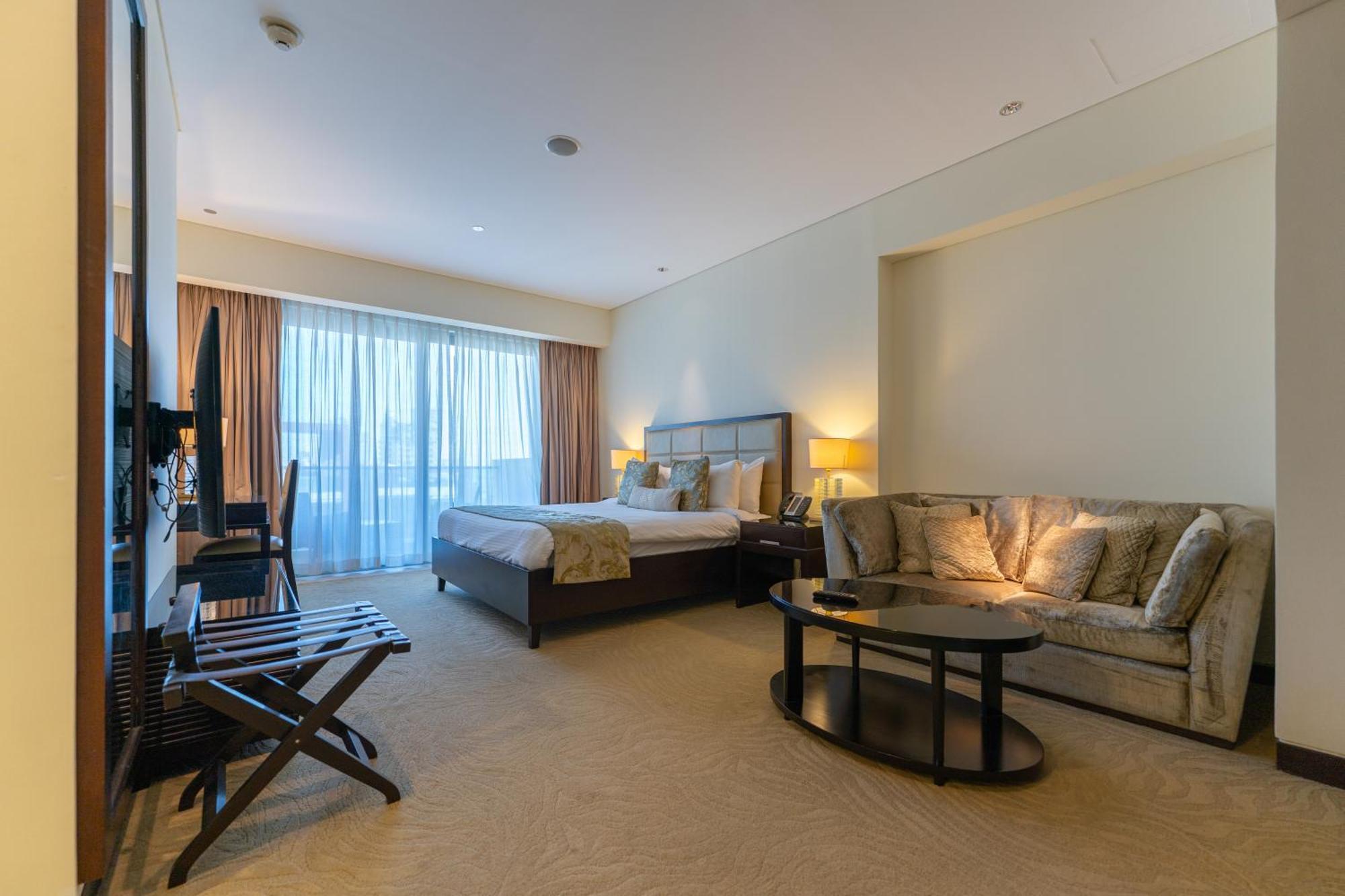 Kempinski Avenue With Marina Views