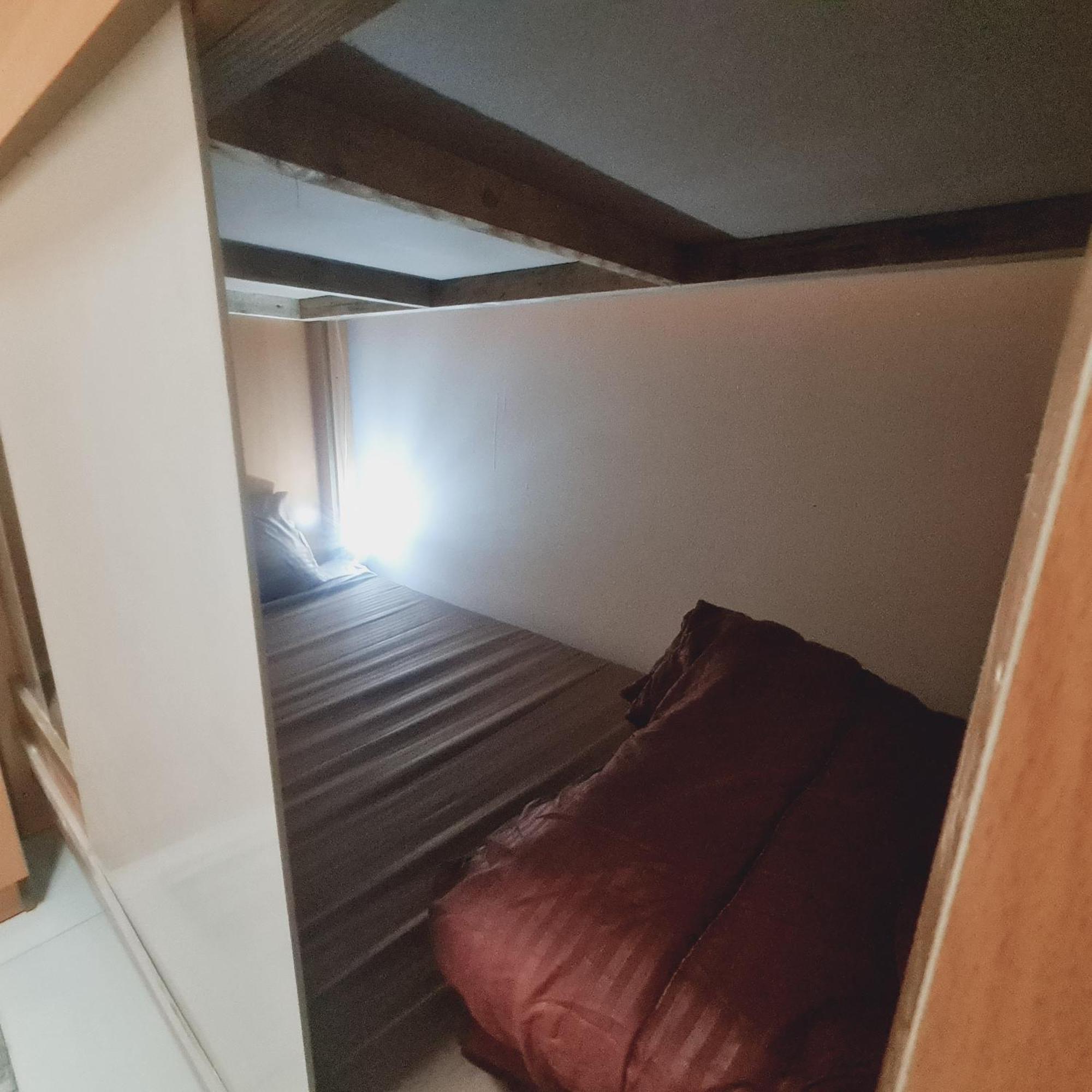 La Gold Capsule Men's Hostel