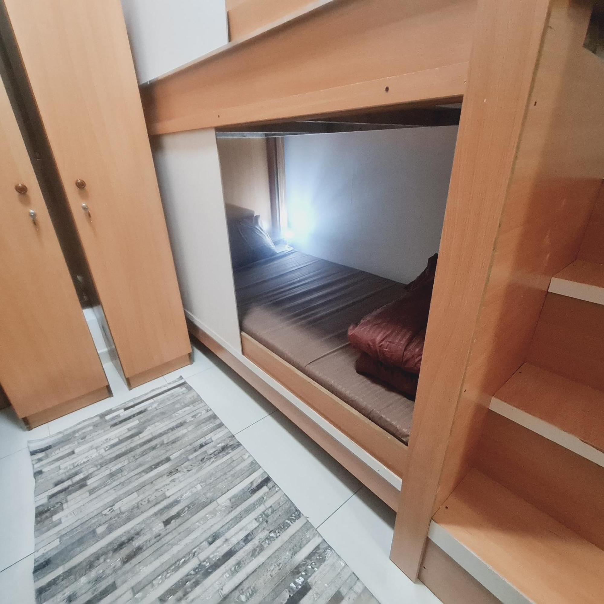 La Gold Capsule Men's Hostel