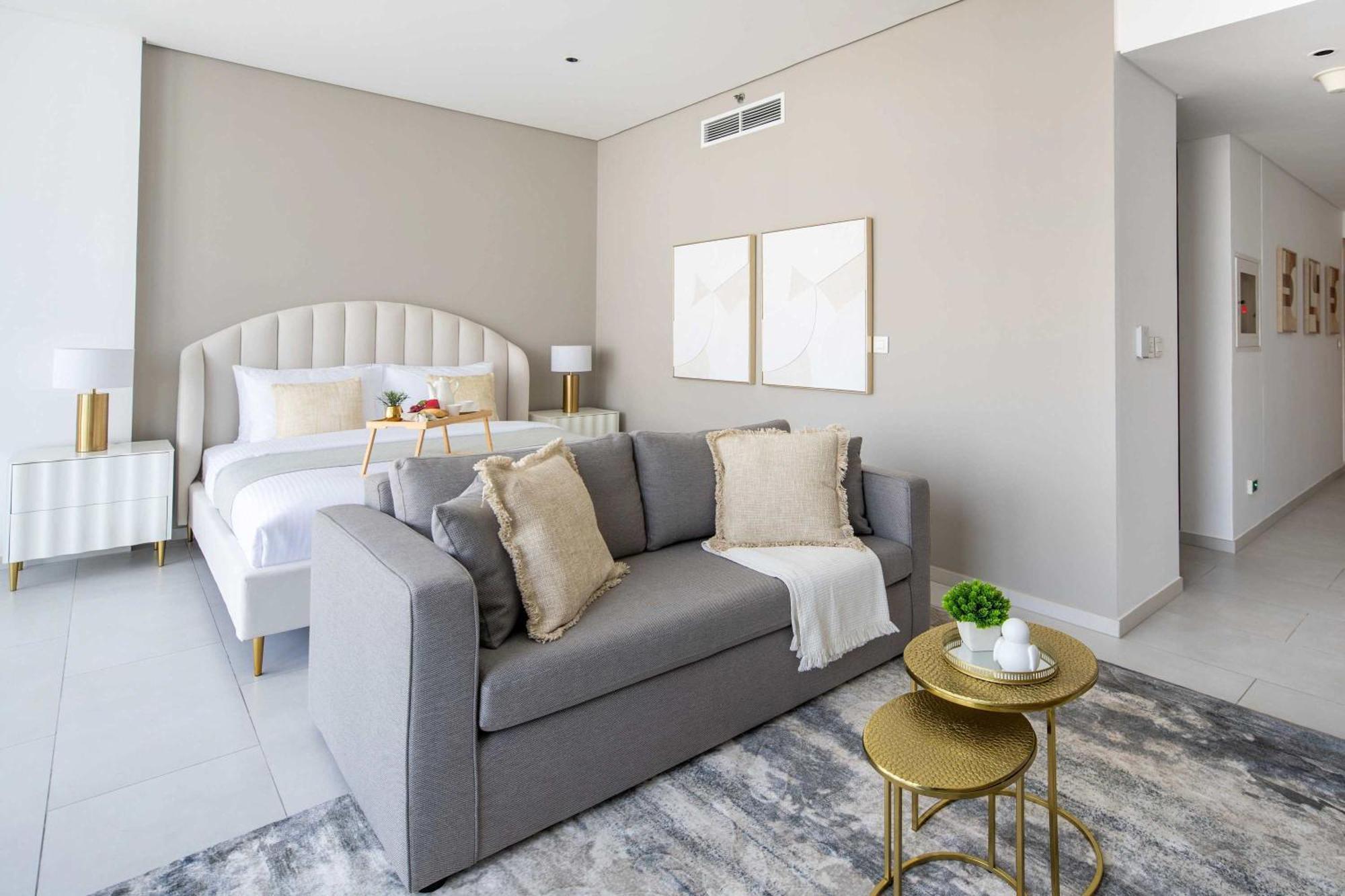 Frank Porter - Marquise Square Tower Apartment *