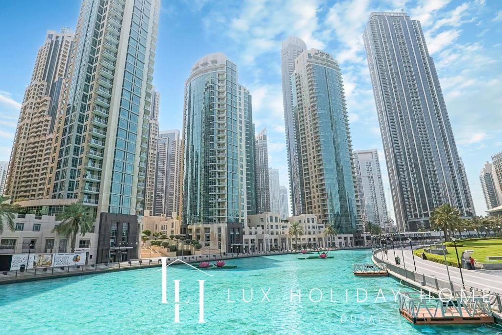 Lux Burj Khalifa View Across Mall *