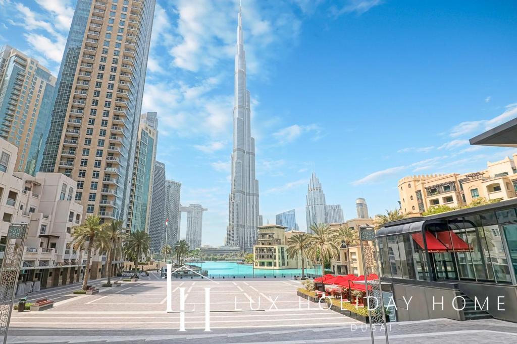 Lux Burj Khalifa View Across Mall *