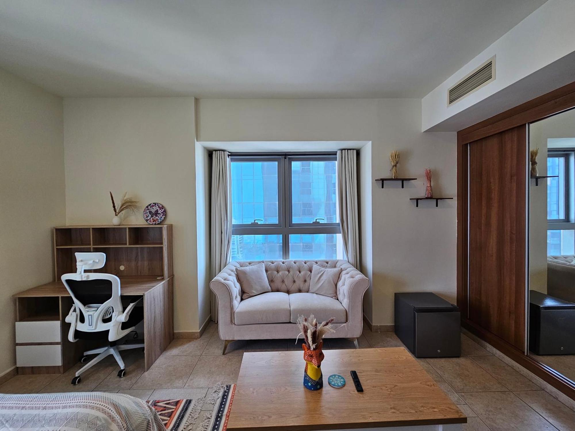 Homestay Super Host At Highest Residential Tower In The World, Private In A Shared