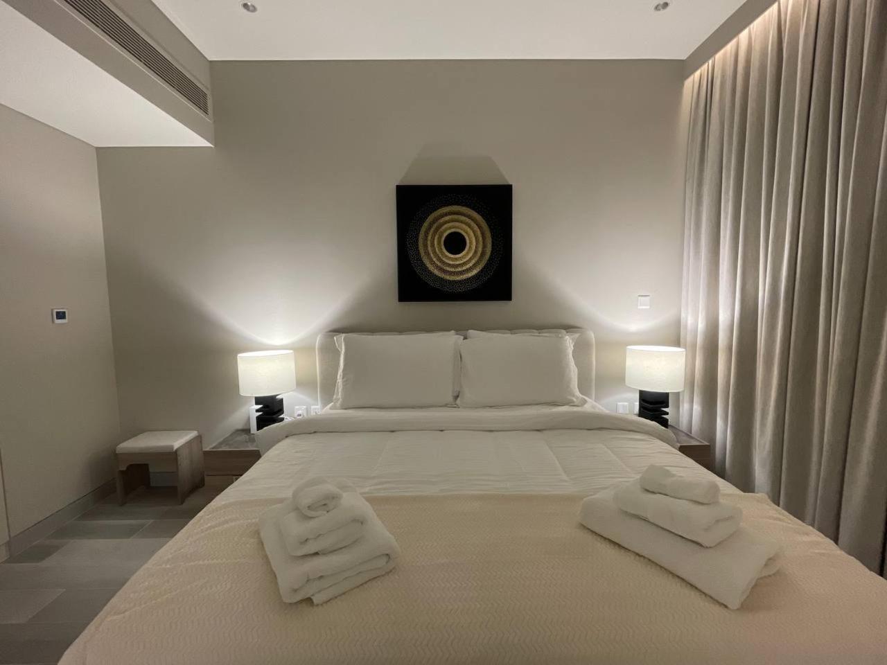 Marina Walk Gem Modern With Pool & Gym Access, Steps To & Metro