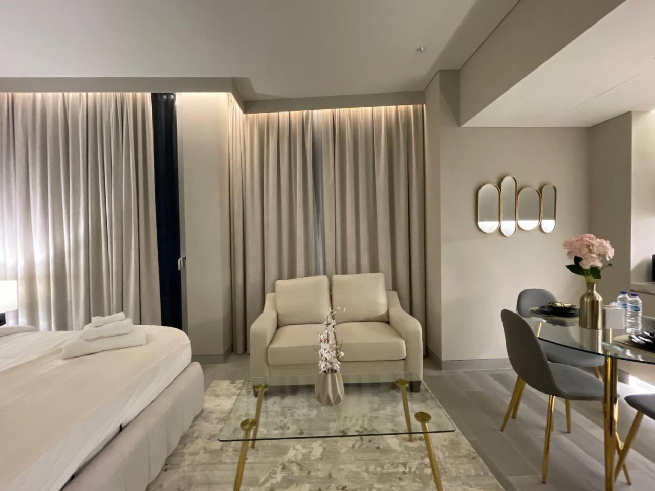 Marina Walk Gem Modern With Pool & Gym Access, Steps To & Metro Apartment