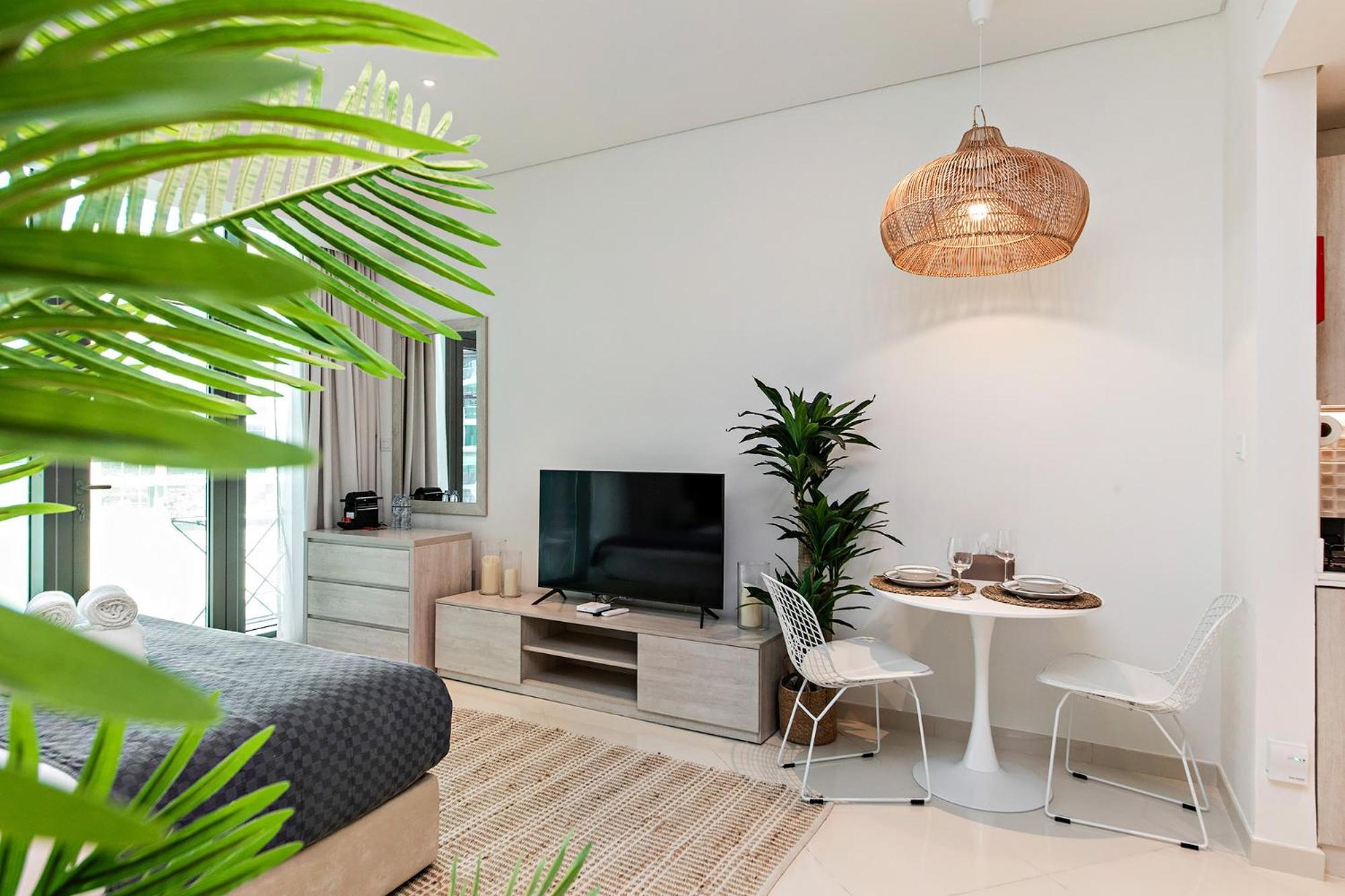 Apartment Modern And Cozy At Seven Palm Prime Location