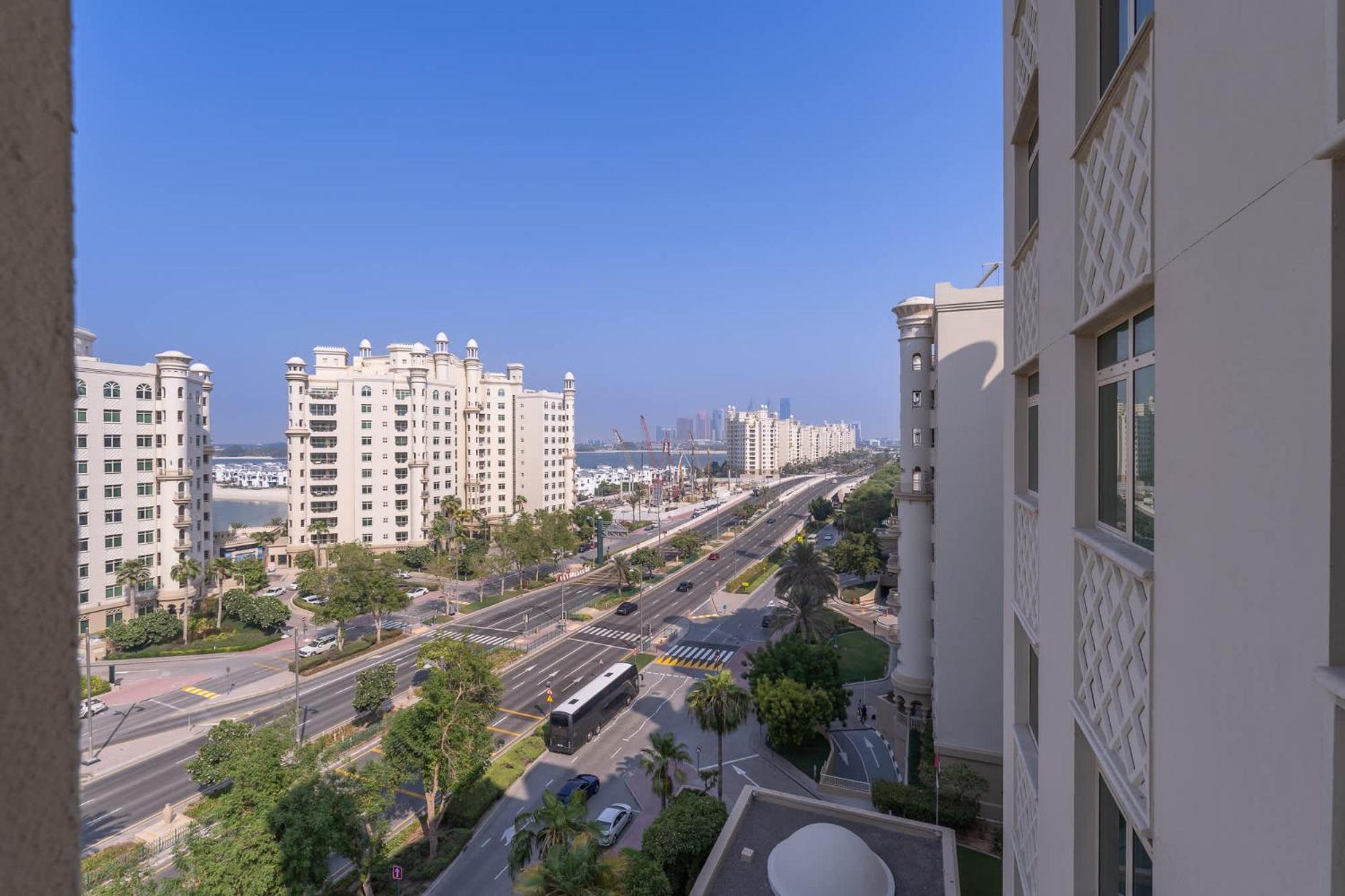 Apartment Prestigious 3-bedroom With Access On Palm Jumeirah!