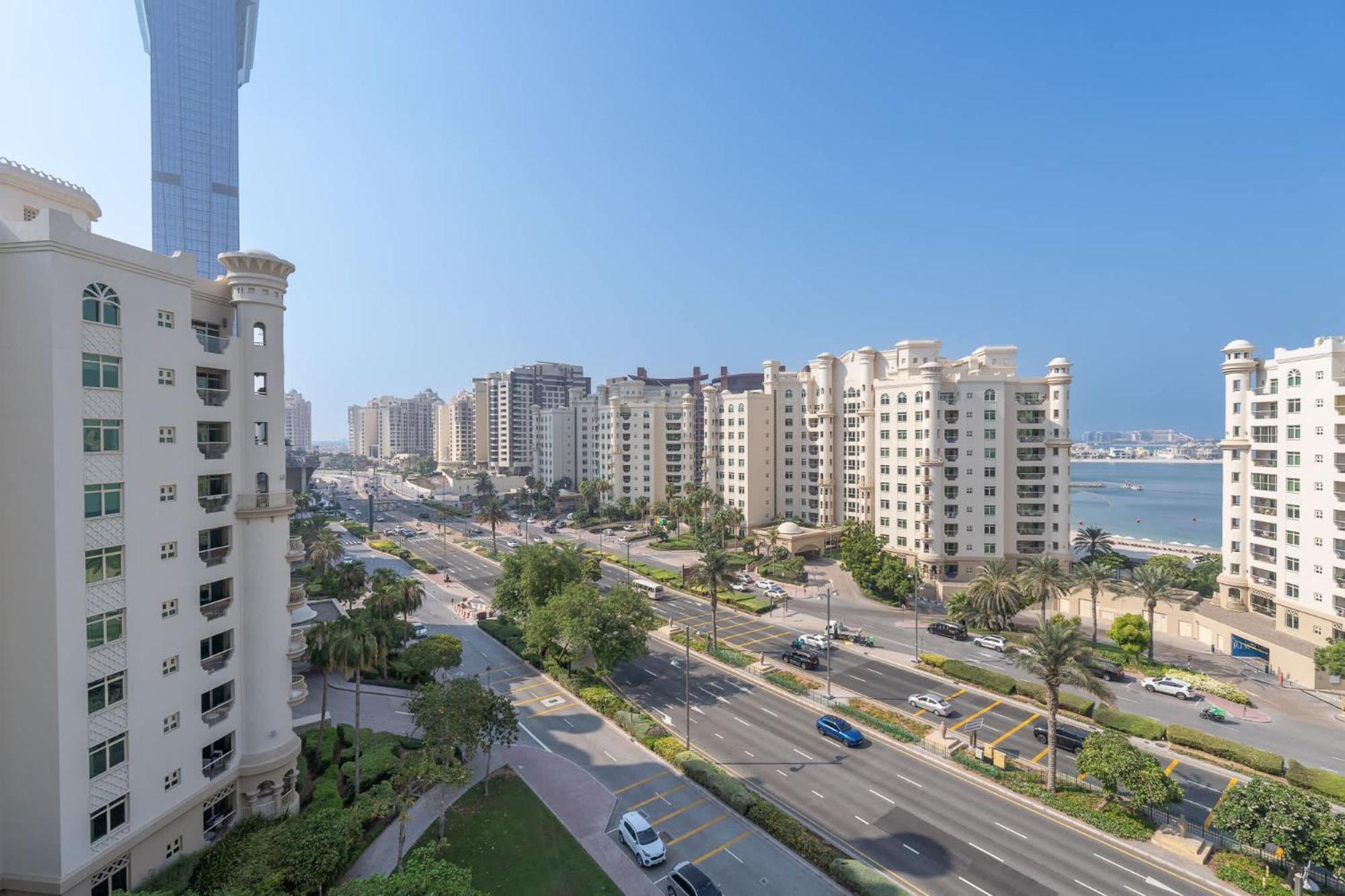 Apartment Prestigious 3-bedroom With Access On Palm Jumeirah! Dubai