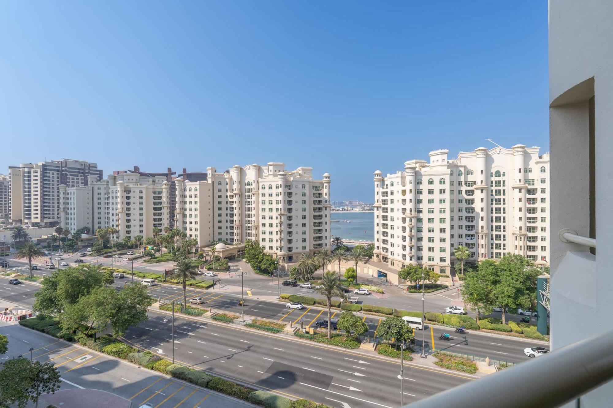 Apartment Prestigious 3-bedroom With Access On Palm Jumeirah! Dubai