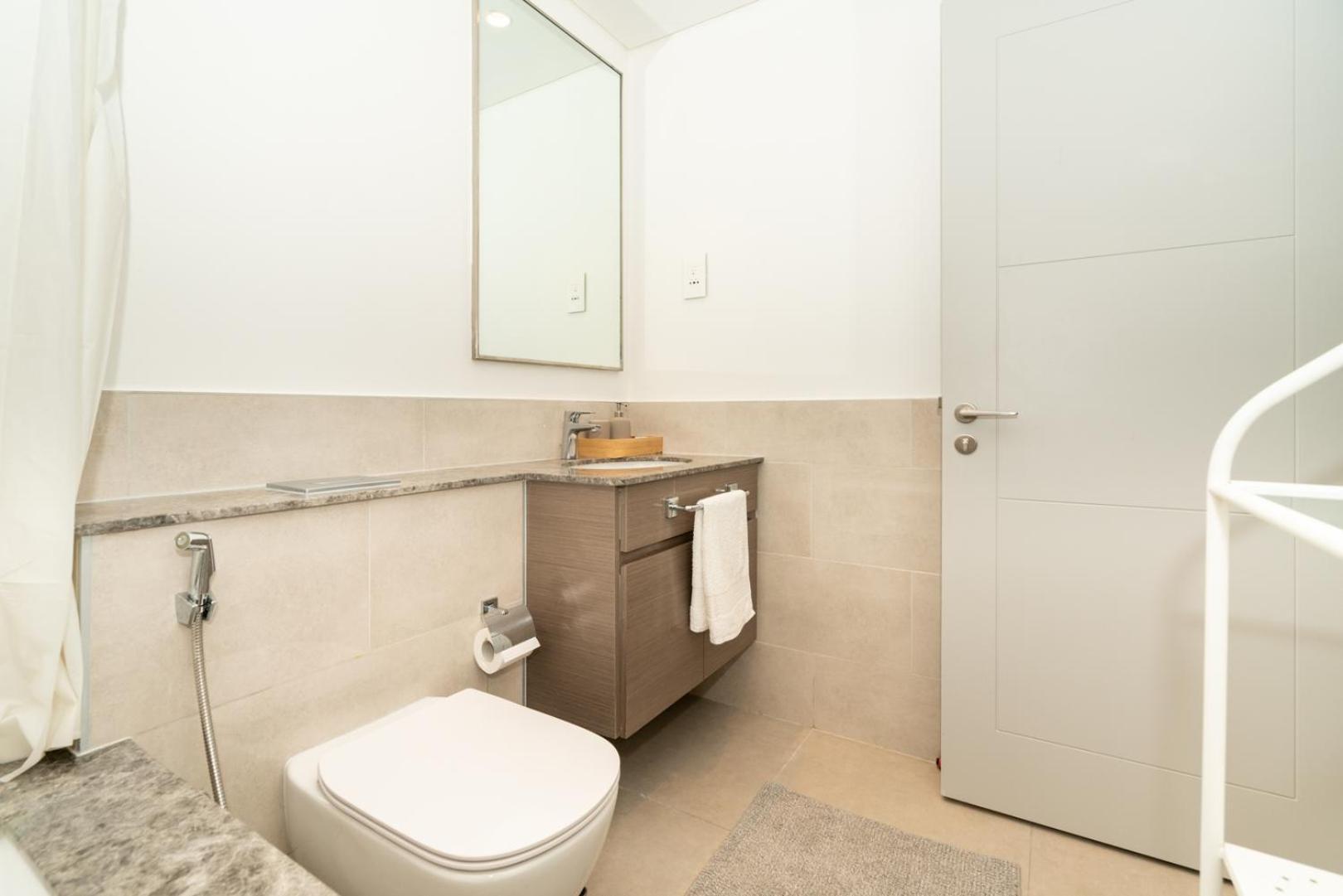 Apartment Downtown Luxury - Open Views Of The & The Sea - Walking Distance To Mall