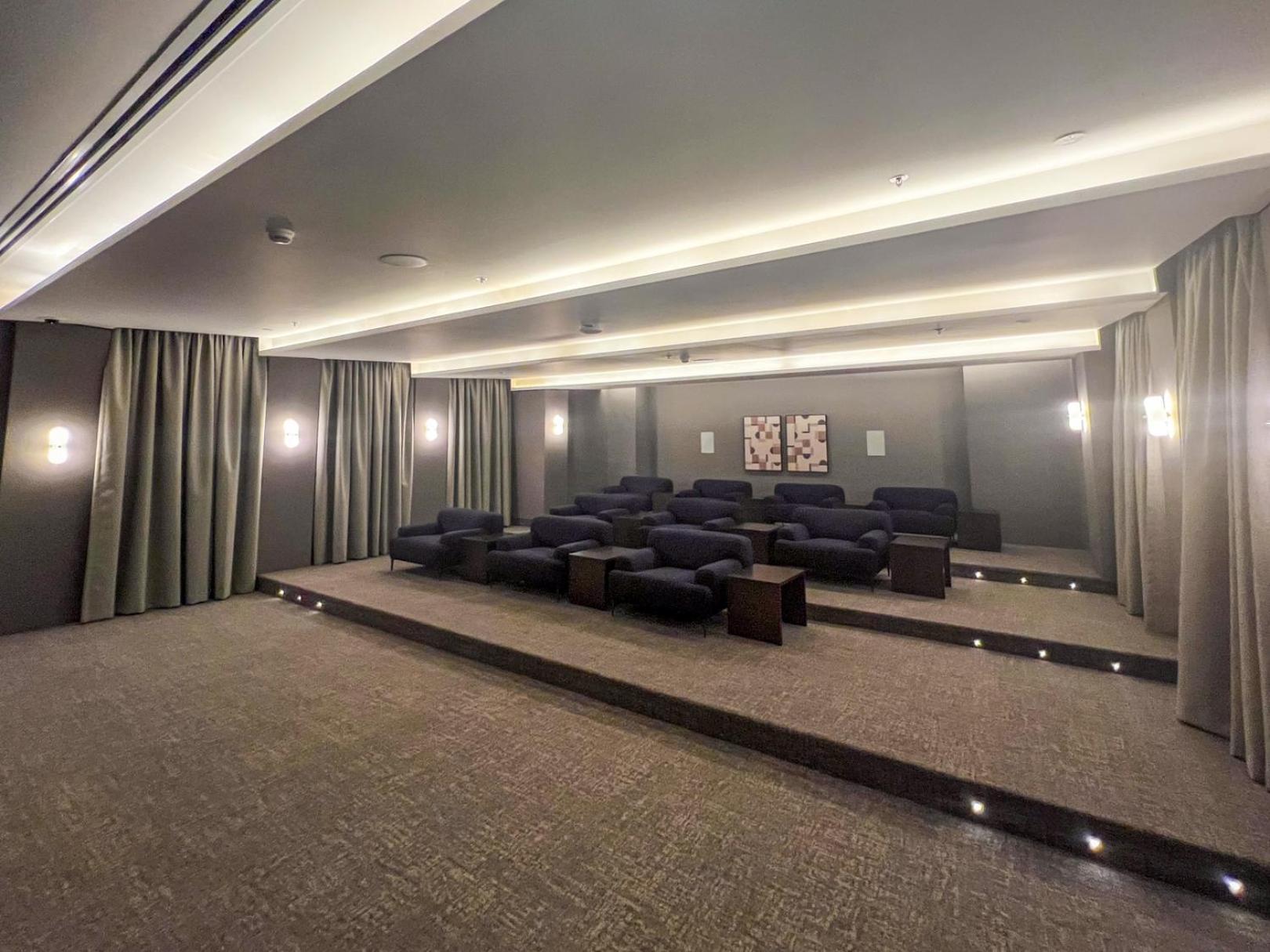 Downtown Luxury - Open Views Of The & The Sea - Walking Distance To Mall Apartment *
