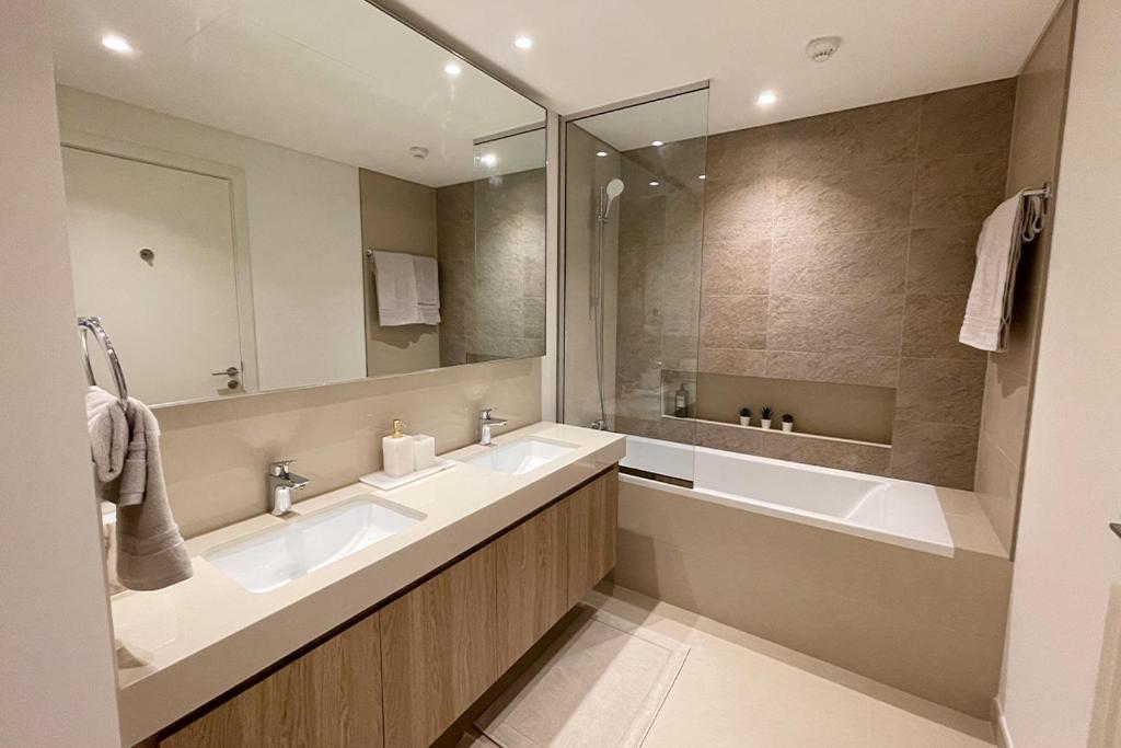 Rh - Burj Khalifa View, 03br With Maid's Room, 7 Mins Walk To Burj Khalifa * Dubai